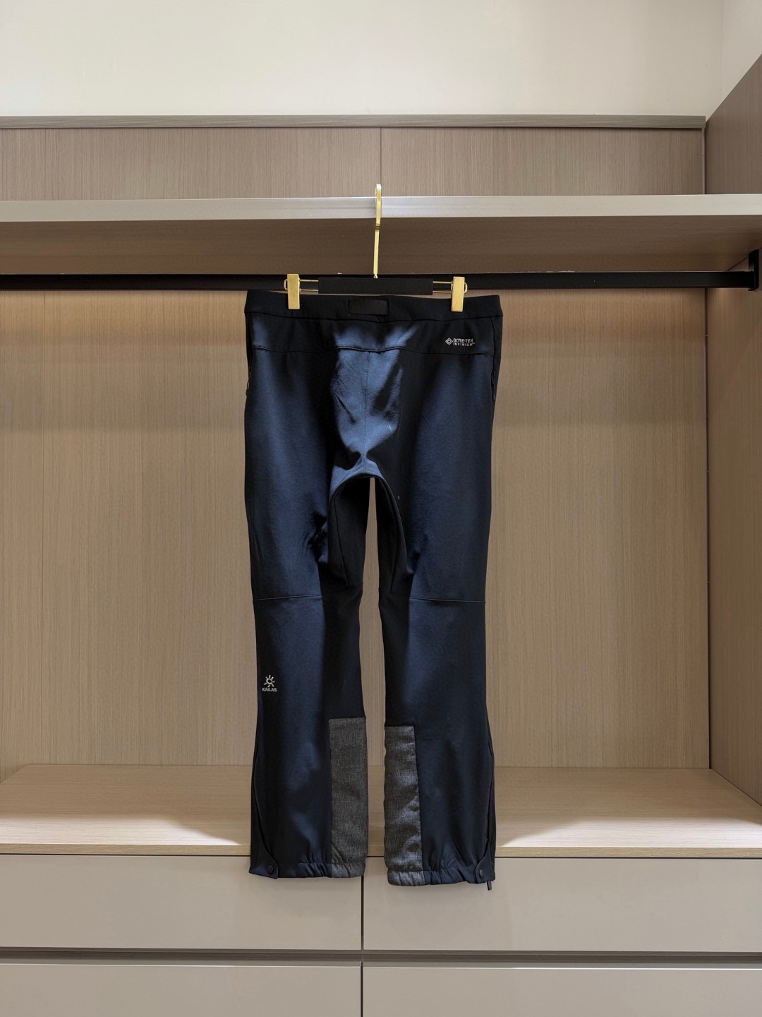 310💰（编号3）
凯乐石狼塔软壳裤  
户外运动首选裤！GTX防风防泼水软壳面料+加绒保暖，严寒环境下提供稳定保暖力

经典版型立体裁剪。全身从上到下都是科技细节！
让你每一次穿着都是难忘的美好体验！

G网折后在售1700rmb，见者必入‼品相超好⚠拿出来一看就知道是条好裤子！

符合人体工学的3D立裁直筒版型‼
腰部裤鼻加可调节腰带设计，兼容不同身形。
裤脚侧开拉链加弹力松紧设计，穿着方便时舒适，兼容不同类型鞋靴

一粒隐形扣平腰剪裁，外侧织带腰带，穿着时可以随意调节
腰头内里拼接绒面质地，贴合舒适，增加摩擦力，贴合舒适不易掉
门襟YKK拉链开合，穿脱方便，开合便捷

GTX面料冰雪渗透阻隔刺骨寒风入侵，并及时排出身体汗湿，避免积汗失温
表层超耐久防泼水处理，持久防泼溅。内里搭载舒适保暖抓绒，严寒环境下提供稳定保暖力

大腿侧开kk防水拉链设计，闷热时打开可快速散热透气
裤脚内侧拼接柔软的加绒材质，脚口内置松紧抽绳，可以随意调节裤型，收束更加舒适，方便根据不同场合随意切换！
细节考虑周到，功能强大！

衣身前后都有专门的撞色标识刺绣，轻松彰显品牌高级感

尺码：S--2XL  最大建议穿到200斤以内
面料无弹！卡码建议拍大，或者按照具体尺寸选择！！
男士身高体型差别大，推荐体重只是大约范围，还是建议参考日常穿衣尺码选择