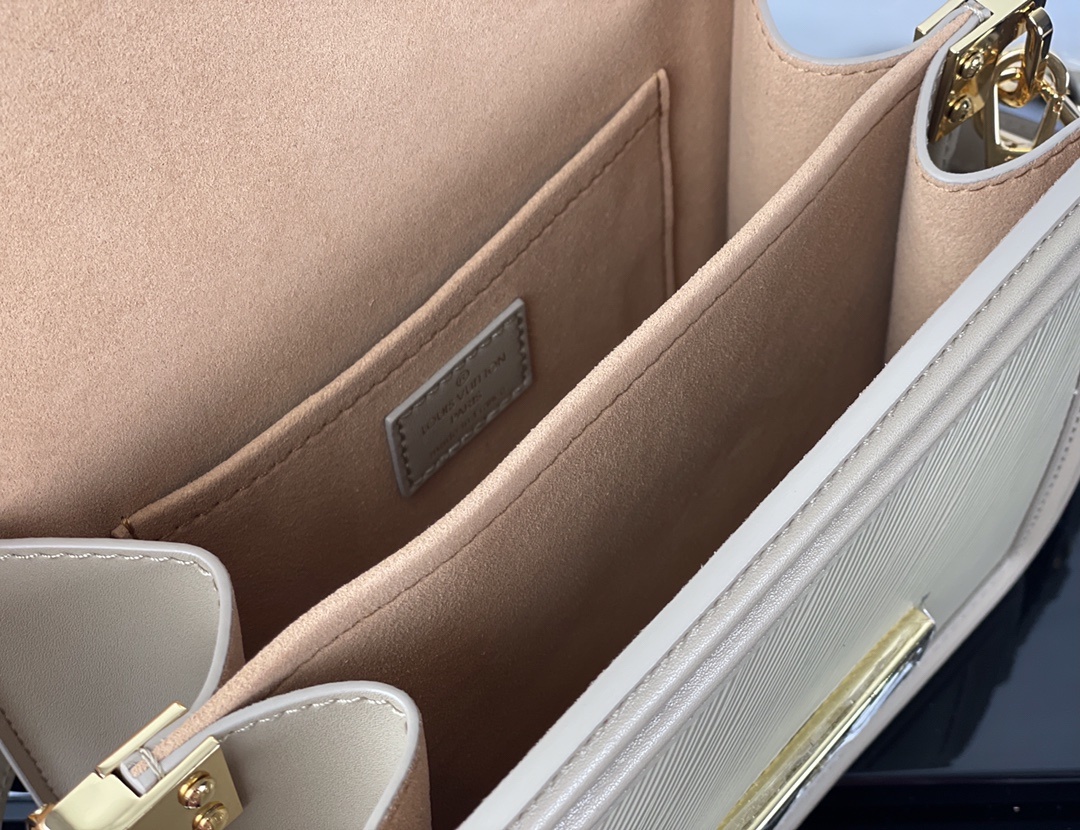 M55963灰色【顶级原单】本款 Dauphine 迷你手袋以 Epi 牛皮革呈现别致纹理。牛皮革饰边映