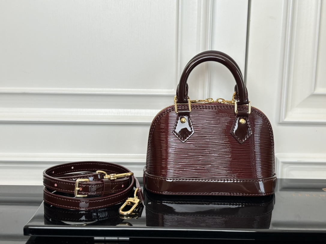 NO:338125,Genuine grade original leather M81945 mirrored burgundy [top original list] Nano Alma handbag is a pocket version of Louis Vuitton classic Alma handbag. This time it is made of the iconic Epi grain leather. The compact configuration contains plenty of space and can easily store smartphones, keys, card clips, travel fragrances, etc. The handle and removable and adjustable shoulder straps enable multiple carrying methods. 18.0 x 12.0 x 8.0 cm (Length x Height x Width), Genuine grade LV, louis vuitton, louis vuitton19860909正品级 原厂皮 M81945镜面酒红色【顶级原单】 Nano Alma 手袋是路易威登经典 Alma 手袋的袖珍版本,此次取材标志性 Epi 粒面皮革.紧凑构型内含充裕空间,可轻松收纳智能手机、钥匙、卡夹、旅行香氛等随行所需.手柄和可拆卸并调节的肩带实现多种背携方式.18.0 x 12.0 x 8.0 厘米 (长 x 高 x 宽),正品级LV,louis vuitton,louis vuitton,Bag