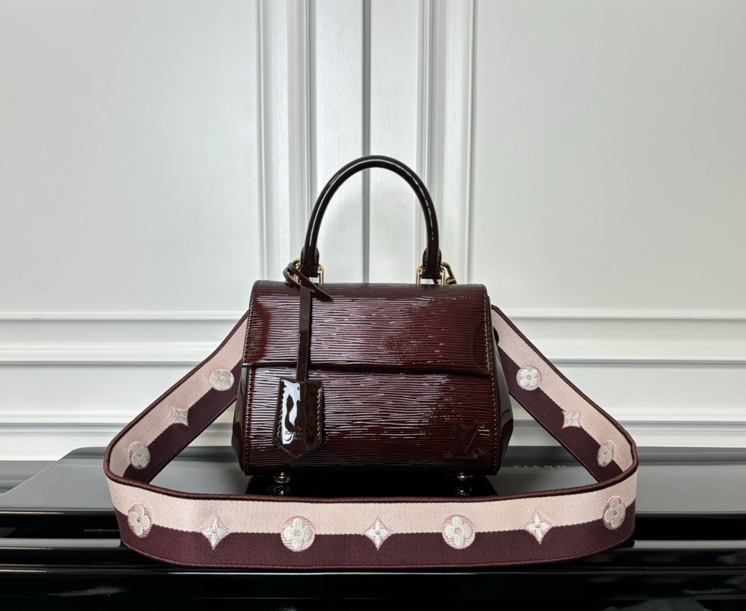 M58928酒红色【顶级原单】2024新款Cluny Mini亮皮波纹 🌸 (动态码)专柜同步电子芯片内