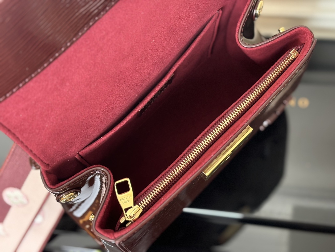 M58928酒红色【顶级原单】2024新款Cluny Mini亮皮波纹 🌸 (动态码)专柜同步电子芯片内