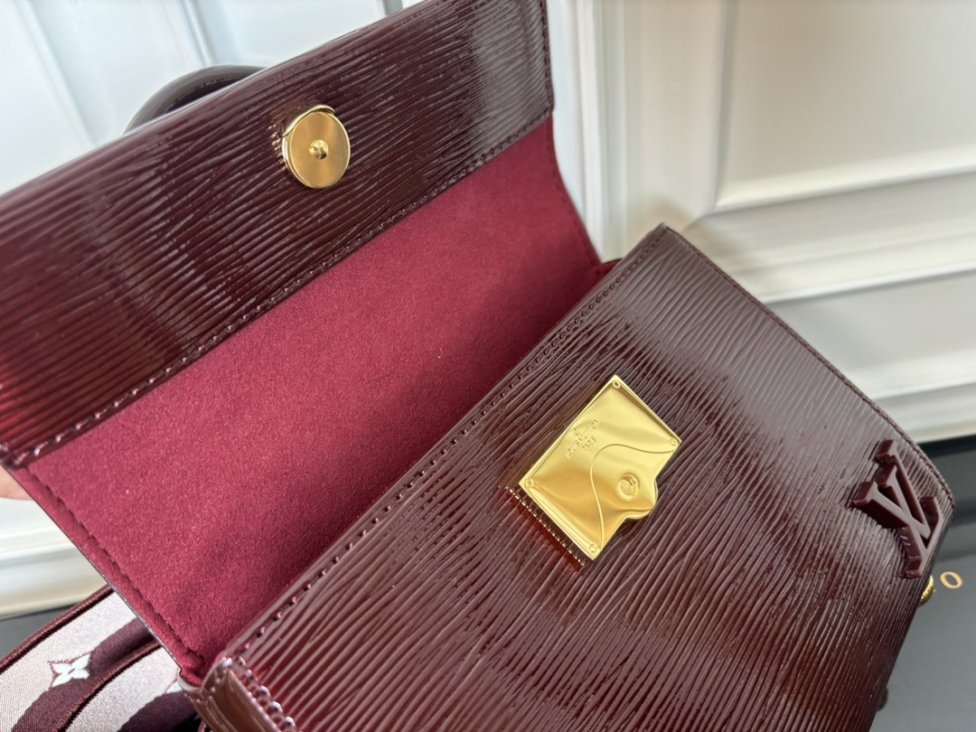 M58928酒红色【顶级原单】2024新款Cluny Mini亮皮波纹 🌸 (动态码)专柜同步电子芯片内