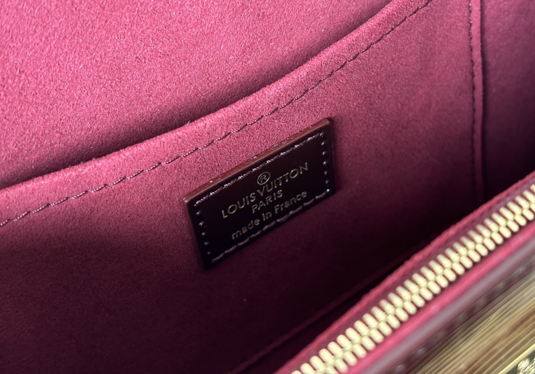 M58928酒红色【顶级原单】2024新款Cluny Mini亮皮波纹 🌸 (动态码)专柜同步电子芯片内