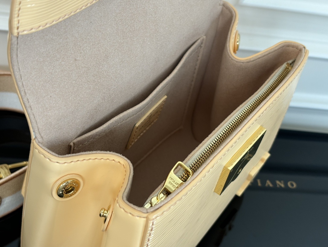 M58928杏色【顶级原单】2024新款Cluny Mini亮皮波纹 🌸 (动态码)专柜同步电子芯片内码