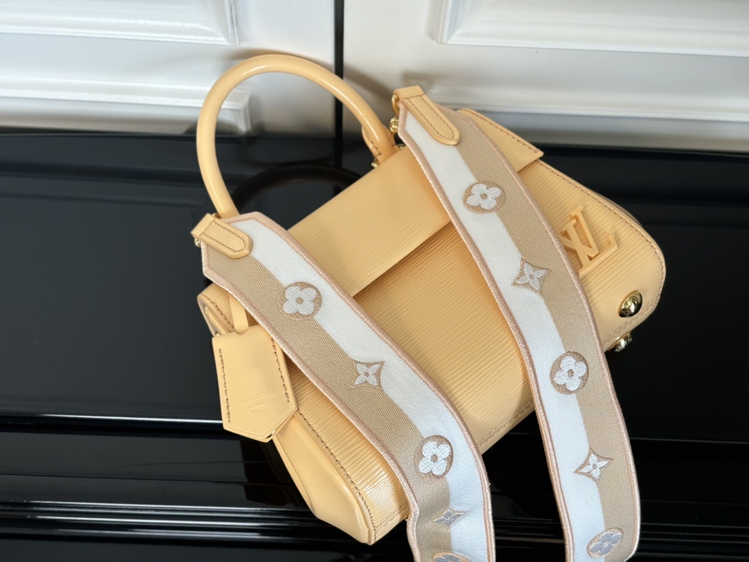 M58928杏色【顶级原单】2024新款Cluny Mini亮皮波纹 🌸 (动态码)专柜同步电子芯片内码