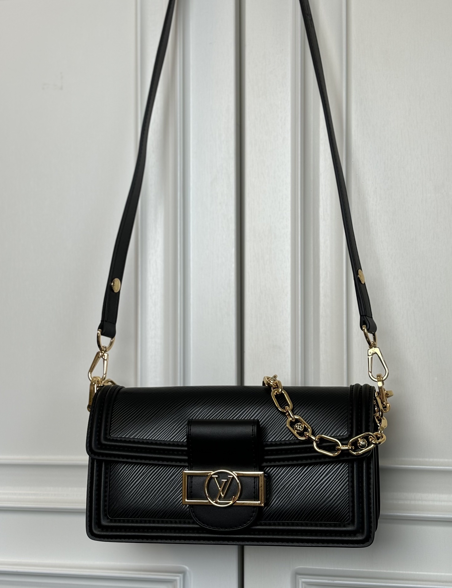 M23603黑色【顶级原单】动态码 专柜同步电子芯片内码这款Dauphine East West包由粒面