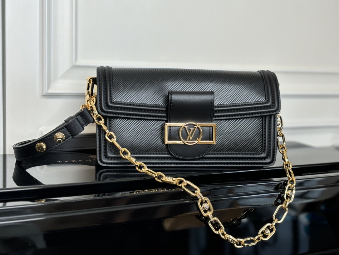 M23603黑色【顶级原单】动态码 专柜同步电子芯片内码这款Dauphine East West包由粒面