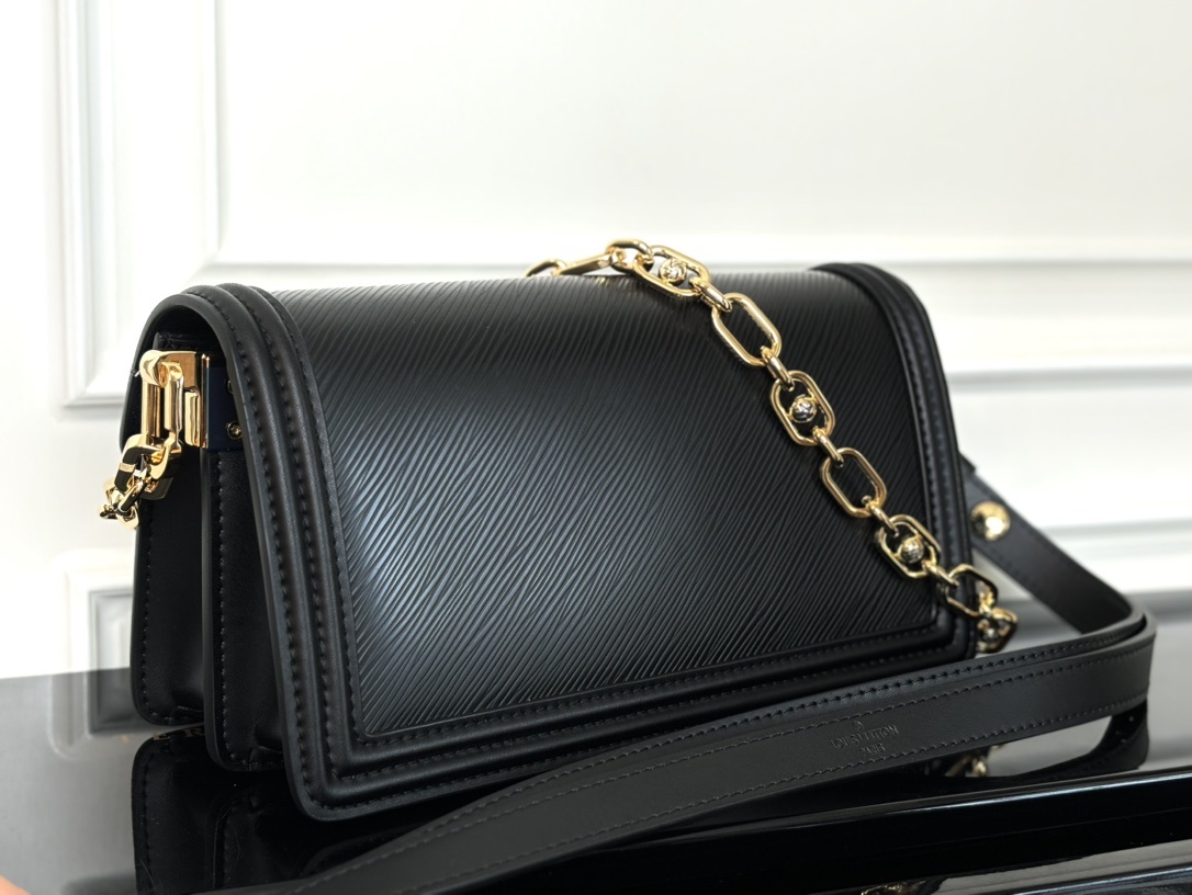 M23603黑色【顶级原单】动态码 专柜同步电子芯片内码这款Dauphine East West包由粒面