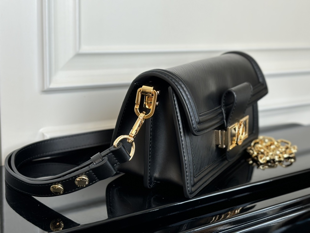 M23603黑色【顶级原单】动态码 专柜同步电子芯片内码这款Dauphine East West包由粒面