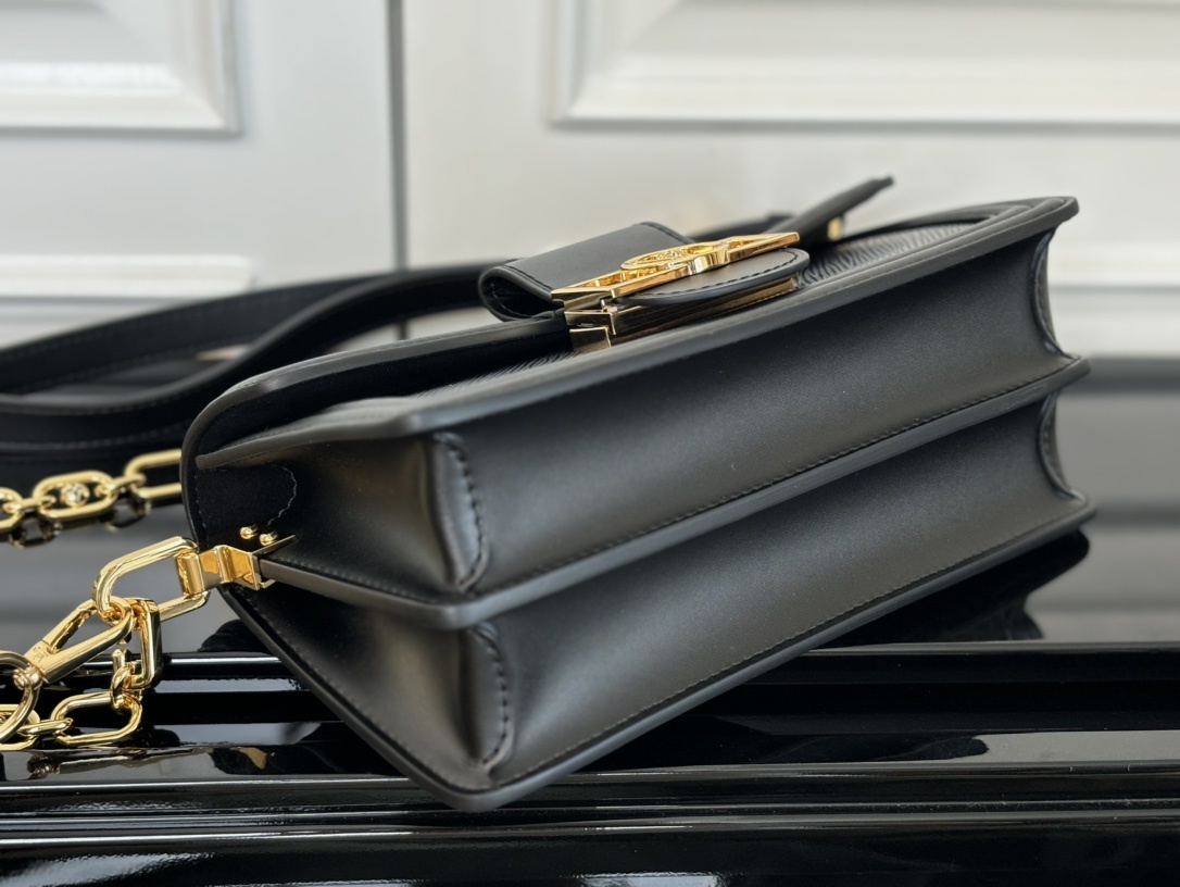 M23603黑色【顶级原单】动态码 专柜同步电子芯片内码这款Dauphine East West包由粒面