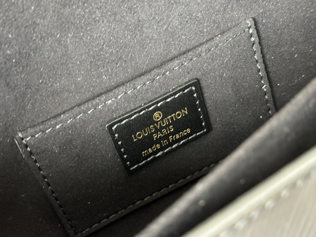 M23603黑色【顶级原单】动态码 专柜同步电子芯片内码这款Dauphine East West包由粒面