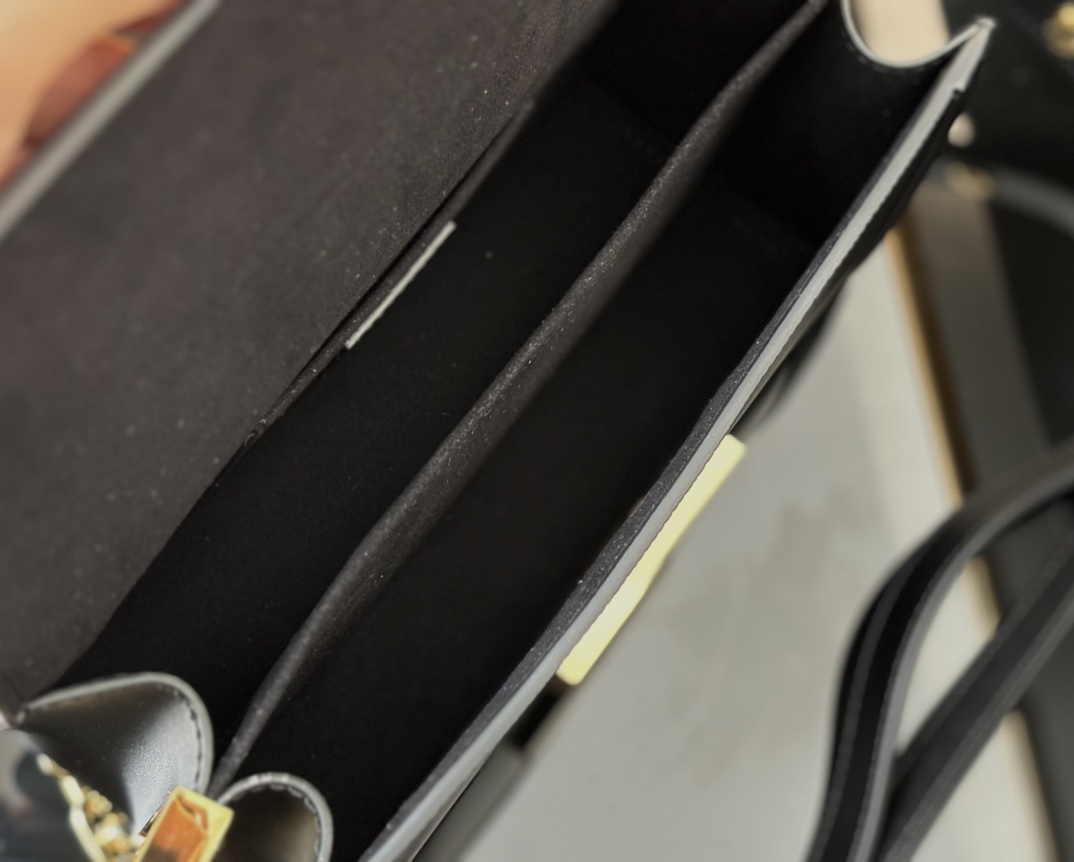 M23603黑色【顶级原单】动态码 专柜同步电子芯片内码这款Dauphine East West包由粒面