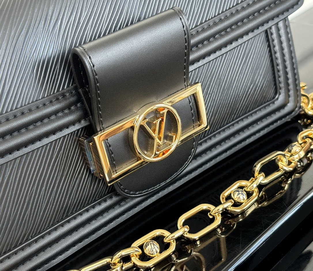 M23603黑色【顶级原单】动态码 专柜同步电子芯片内码这款Dauphine East West包由粒面