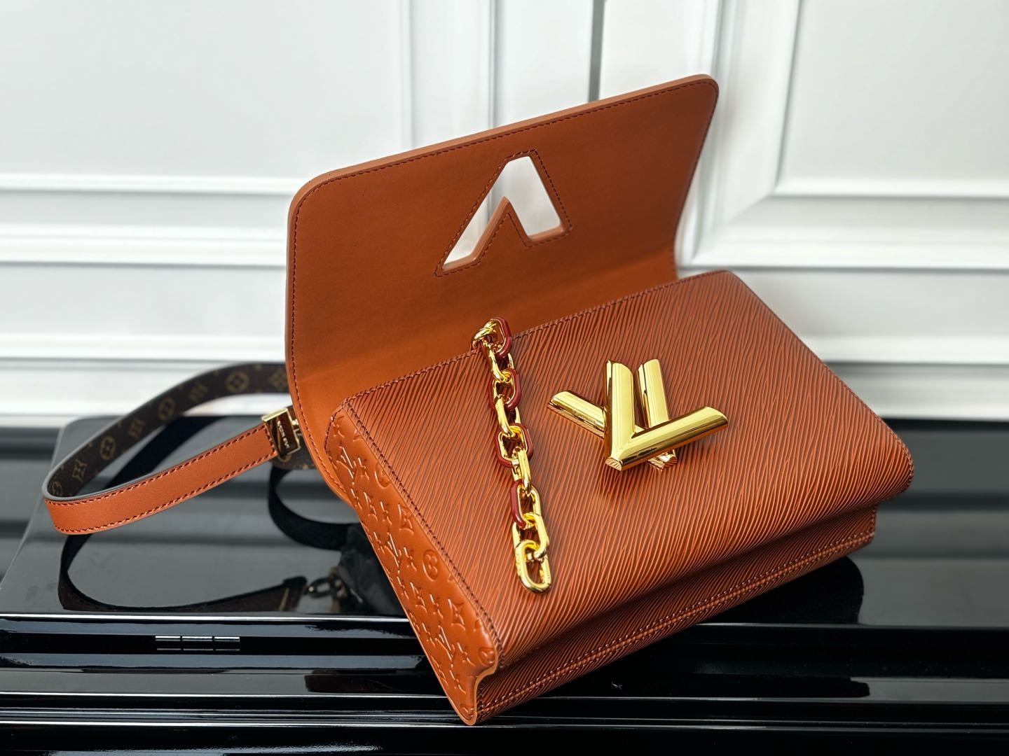 M12736棕色(动态码)【顶级原单】专柜同步电子芯片内码出货🔥這款Slim版本的經典Twist MM手