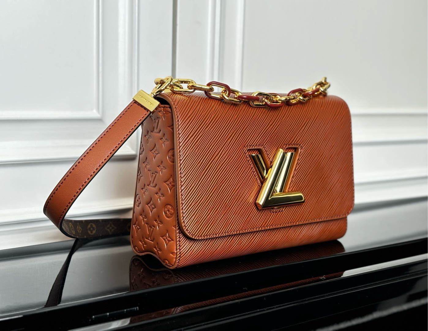 M12736棕色(动态码)【顶级原单】专柜同步电子芯片内码出货🔥這款Slim版本的經典Twist MM手