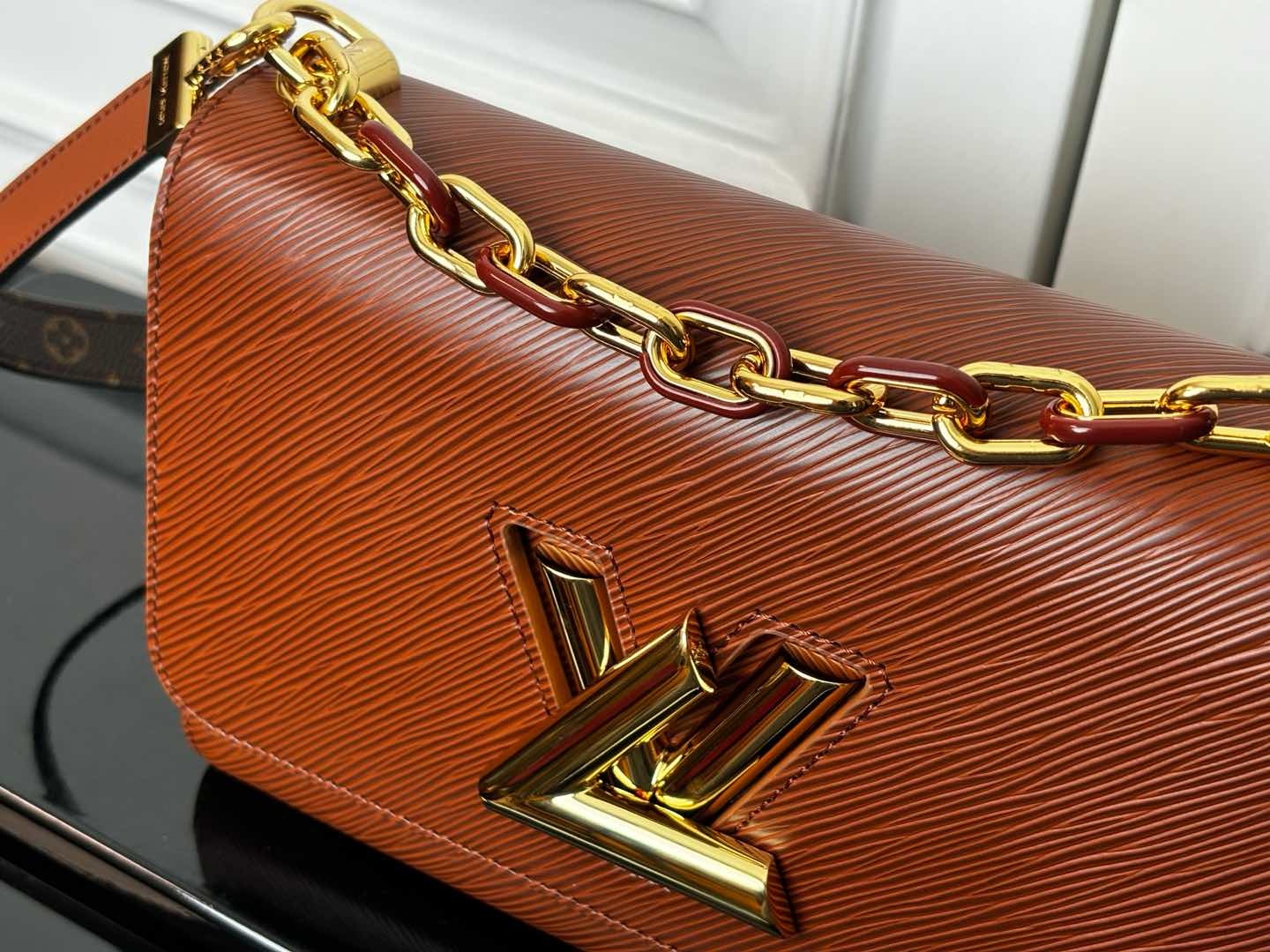 M12736棕色(动态码)【顶级原单】专柜同步电子芯片内码出货🔥這款Slim版本的經典Twist MM手