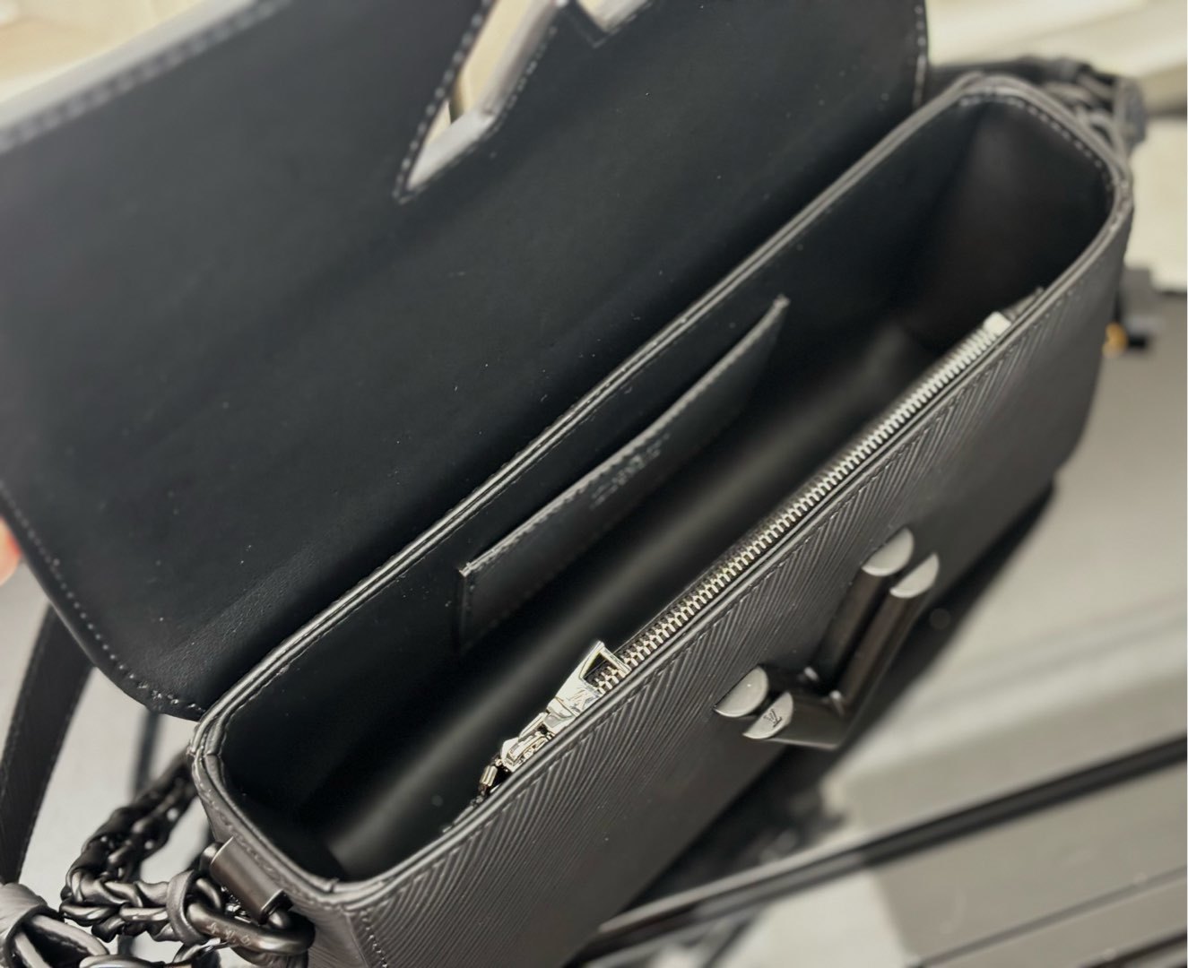 M25336枪色(动态码)【顶级原单】专柜同步电子芯片码🔥本款 Twist West 手袋延长 Twis