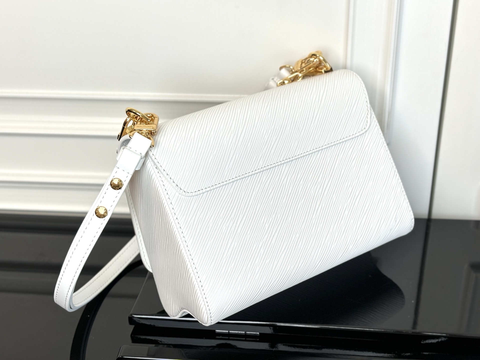 M13243白色(动态码)《顶级原单》专柜同步电子芯片内码出货🔥這款LV x TM Twist MM S