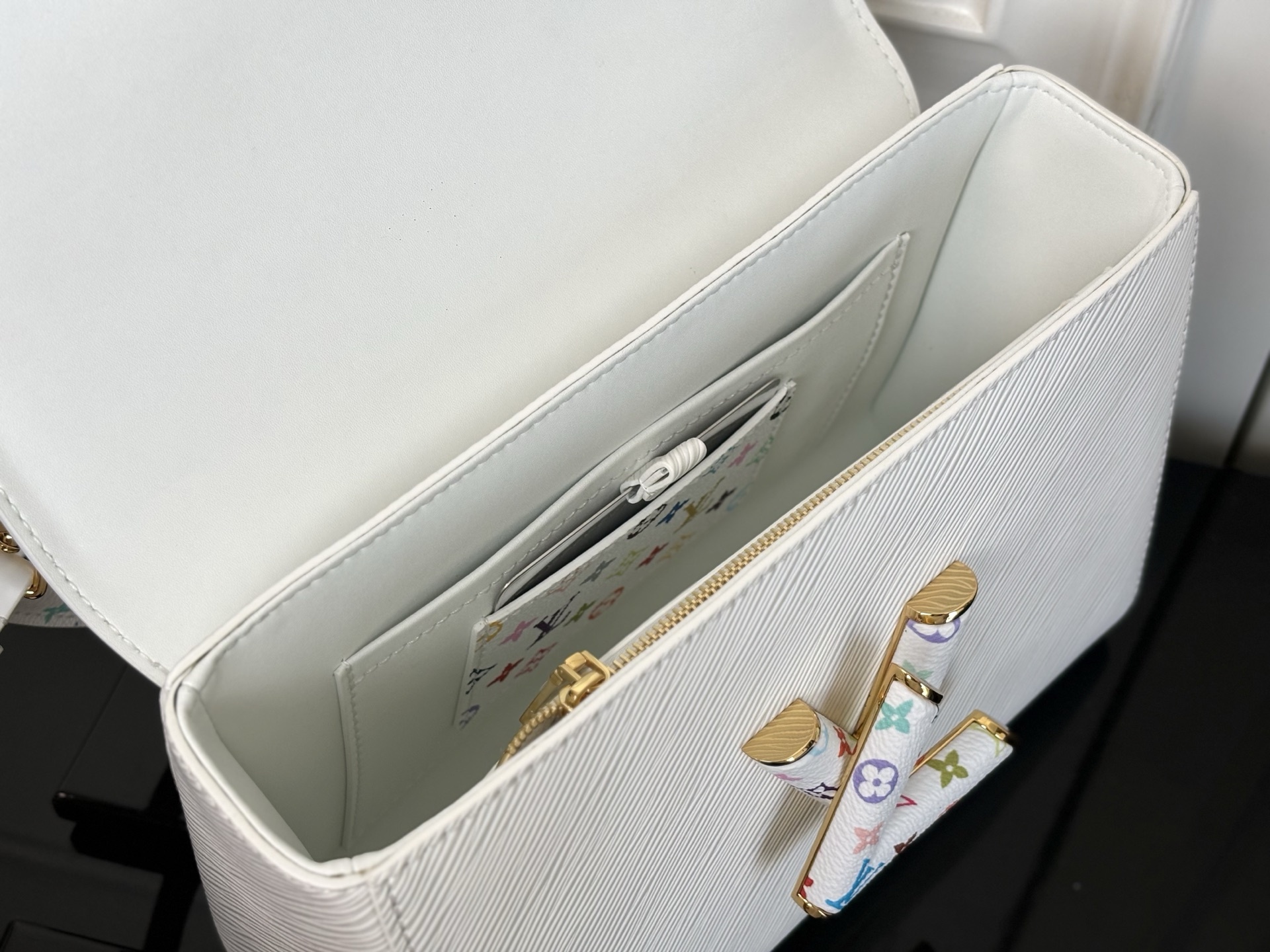 M13243白色(动态码)《顶级原单》专柜同步电子芯片内码出货🔥這款LV x TM Twist MM S