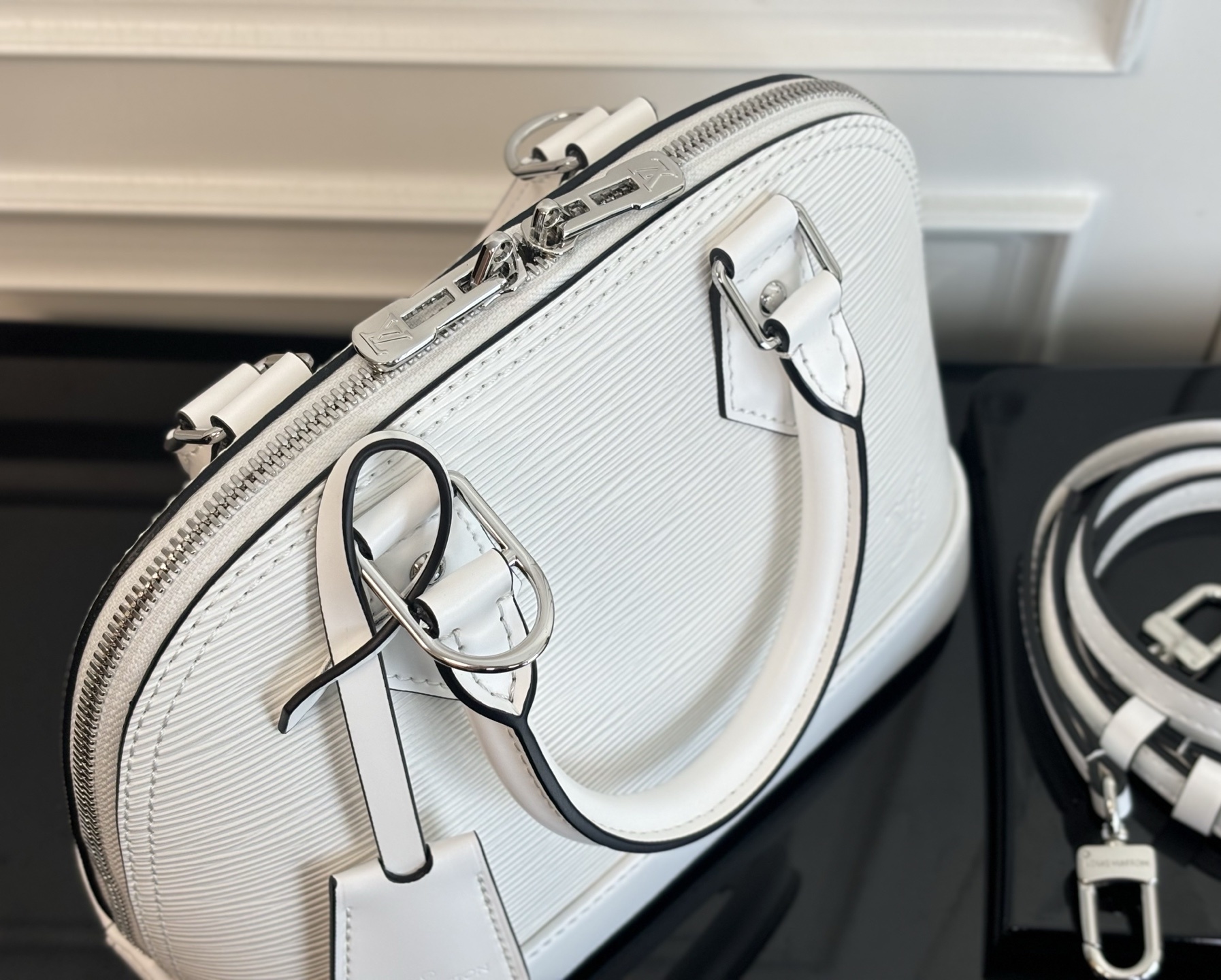 M24645白色(动态码)《顶级原单》专柜同步电子芯片内码出货🔥本款 Alma BB 手袋溯源 1934