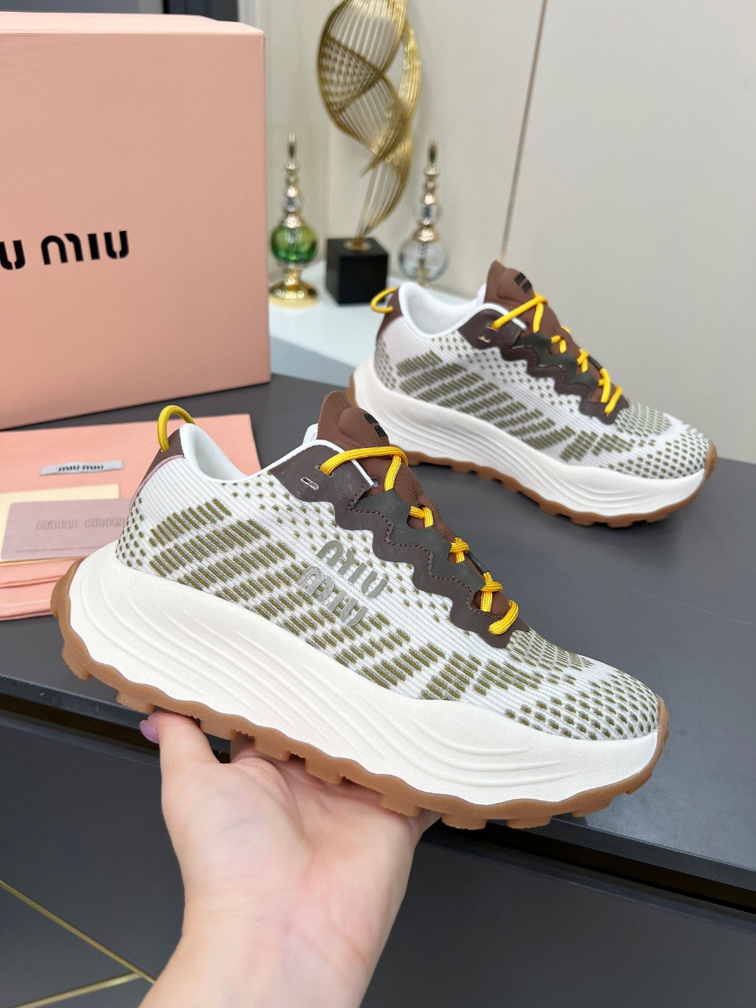 NO:438379,Miumiu·Miao Miu 2025 spring and summer fashion new product, breathable knitted sports mesh shoes, thick sole height, reflecting the bold characteristics of Miu Miu, showing the charm of women, simple lines, unique upper logo decoration, modern style simple and high-end, easy to match, showing the women's style, and the foot is particularly relaxed, comfortable and versatile. Fabric breathable knitted sole TPU light sole, sole 5cm thick, women's size 35--40,, casual shoes/sports shoes, miumiu, sneakers19860909miumiu·缪缪2025春夏时尚新品,透气针织运动网鞋,厚底增高,体现了Miu Miu 的大胆特色,尽展女士魅力,简约线条 ,别致鞋面徽标饰,现代风格简约高级 轻松搭配,尽显女士风彩,上脚特别轻松舒适又百搭 面料透气针织 鞋底TPU轻便大底 底厚5cm 女码35--40,,休闲鞋/运动鞋,miumiu,sneakers,Women's Shoes