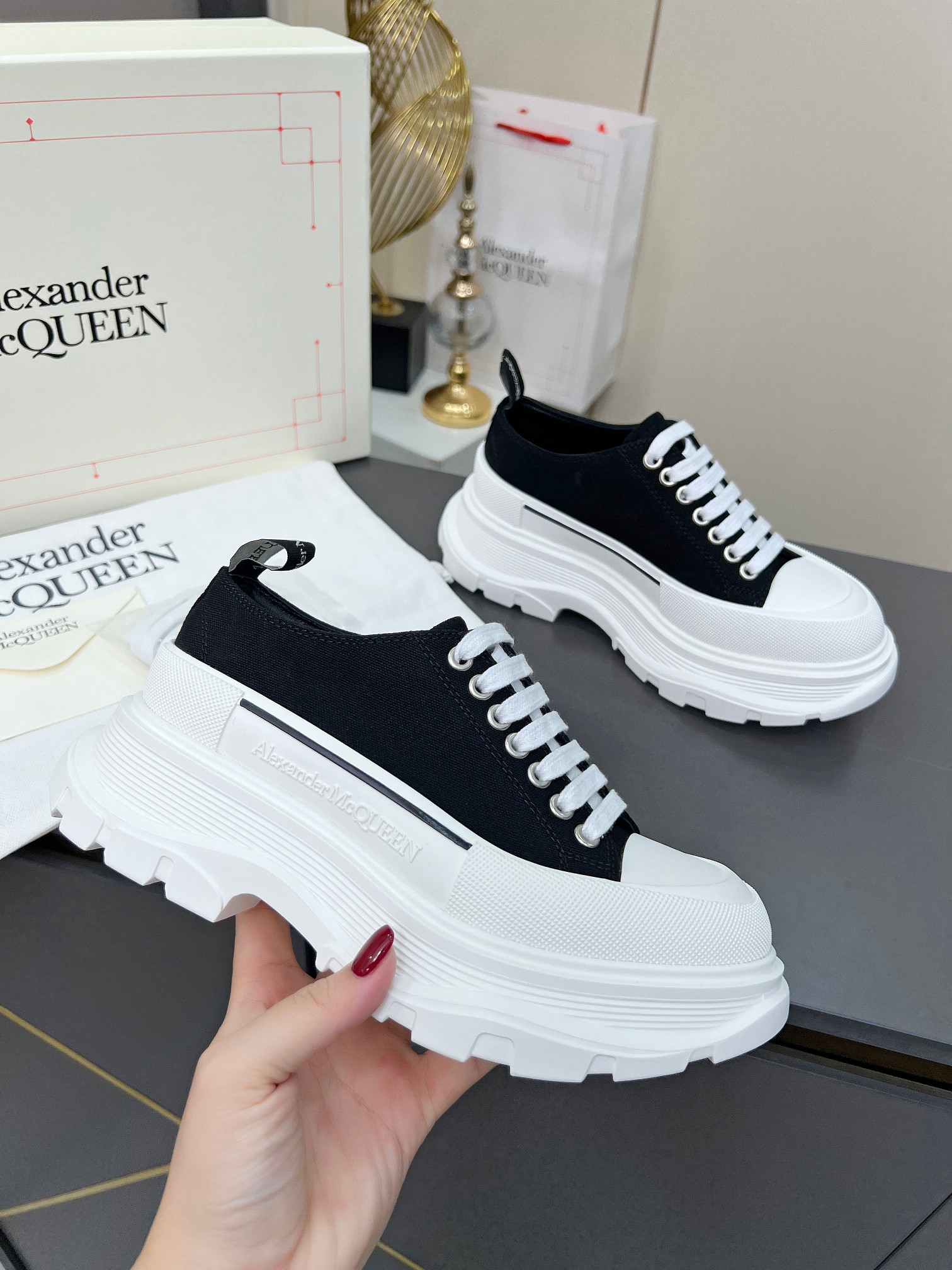NO:555813,A [McQueen Alexander McQUEEN] Couple model Size: Female 35-40 Male 39-44 (Male 45 customized) Alexander McQueen·Alexander McQueen lace-up round toe low-cut shell toe casual shoes Couple shoes Milan Fashion Week T stage catwalk style, fashion representative young ladies, must be in the forefront of fashion!  The unique personality of the shoes adds full charm, the upper foot is super stylish, and the shell toe design allows the toes to be completely released. At a very low cost, I bought the original and dismantled the replica. Super hot style, counter quality!  Fabric counter original canvas lining sheepskin lining insole movable sheepskin latex insole original molded vacuum outsole,,alexander mcqueen,sheepskin19860909A【麦昆Alexander McQUEEN】情侣款 Size:女35-40男39-44(男45 订做) Alexander McQueen·亚历山大麦昆系带圆头 低帮 贝壳头休闲鞋 情侣鞋米兰时装周T台走秀款,时尚代表的小姐姐,肯定要走在时尚的风口！鞋子独特的个性增加十足的魅力,上脚超有风范,贝壳头的设计让脚趾得到完全的释放.超下血本,购入原版拆解复刻.超级爆款,专柜品质！ 面料专柜原版帆布 内里羊皮内里 鞋垫活动羊皮乳胶鞋垫 大底原版开模抽真空大底,,alexander mcqueen,sheepskin,Men's shoes