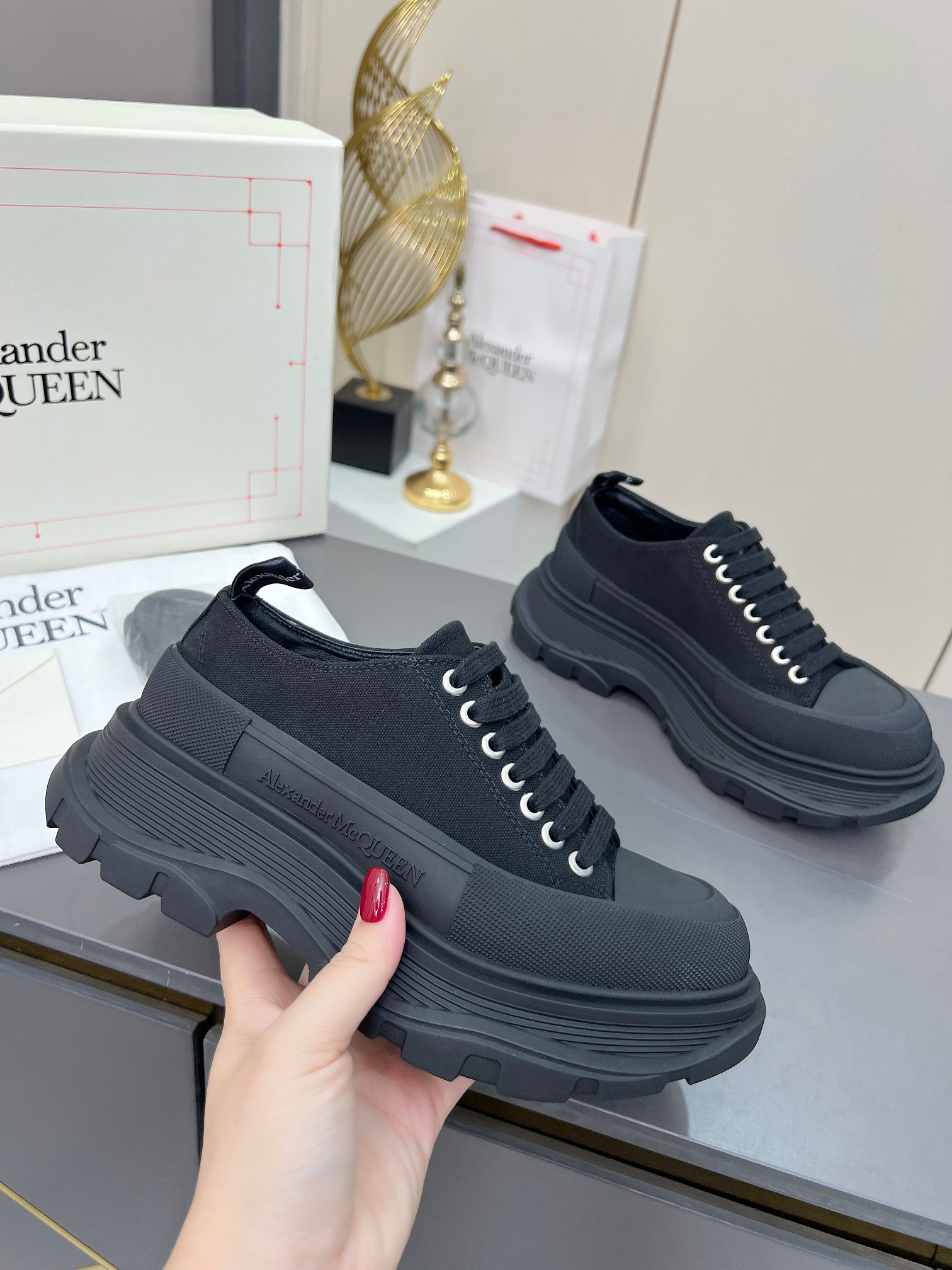 NO:533150,Alexander McQueen·Alexander McQueen lace-up round toe low-top shell-toe casual shoes couple shoes Milan Fashion Week catwalk show style, the young lady who represents fashion must be in the fashion trend!  The unique personality of the shoes adds full charm, the feet are super stylish, and the shell head design allows the toes to be fully released. It costs a lot of money to buy the original version to disassemble and replica. It is a super hot product, with the quality of the counter!  Original canvas for fabric counter, inner lining sheepskin inner lining insole, movable sheepskin latex insole, outsole, original open mold vacuum outsole, size number women's size 35--40, size number men's size 39--44,,,alexander mcqueen,sheepskin19860909Alexander McQueen·亚历山大麦昆系带圆头 低帮 贝壳头休闲鞋 情侣鞋米兰时装周T台走秀款,时尚代表的小姐姐,肯定要走在时尚的风口！鞋子独特的个性增加十足的魅力,上脚超有风范,贝壳头的设计让脚趾得到完全的释放.超下血本,购入原版拆解复刻.超级爆款,专柜品质！ 面料专柜原版帆布 内里羊皮内里 鞋垫活动羊皮乳胶鞋垫 大底原版开模抽真空大底 码数女码 35--40, 码数男码 39--44,,,alexander mcqueen,sheepskin,Men's shoes