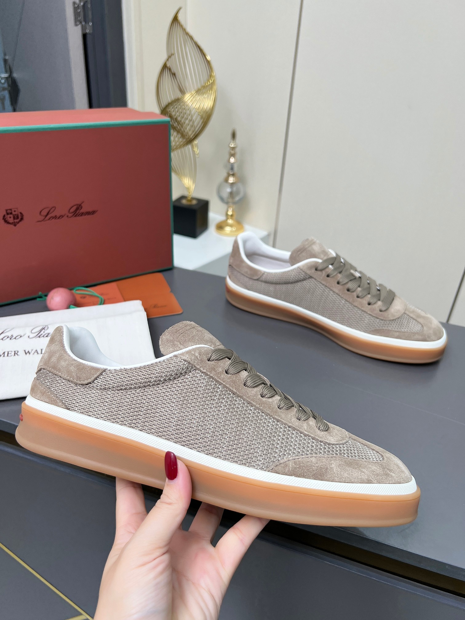 NO:574674,[Loro Piana] Couple style, size 35-40 for women and 39-44 for men (45. Customized) Italy [Loro Piana] Tennis walk series LP couple moral training shoes, casual sports shoes, sneakers, original purchase, development and production. This new suede tennis shoe adopts ultra-low-cut design, suitable for year-round wear. The wrapped sole creates a relaxed and charming color combination, harmoniously blending functionality and low-key personality style.  Ideal footwear for urban wear. Soft calfskin tongue with Kummel insert at the heel, embossed LP logo cotton laces upper, cowhide suede sole Rubber-lined calfskin Upper imported first-layer cowhide custom original cowhide Cowhide lining cowhide insole Original molded TPR ultra-light outsole Packaging Original full package.,,loro piana,loro  piana,sneakers,cowhide19860909【Loro Piana】 情侣款,码数女35-40.男39-44(45.定做 ) 意大利【Loro Piana】诺悠翩雅Tennis walk系列 LP情侣款德训鞋 休闲 运动鞋 板鞋 原版购入开发 做货 这款新款绒面革网球鞋采用超低帮设计,适合全年穿着 包边鞋底营造轻松迷人的色彩组合,将功能性与低调个性风格和谐融合 打造都市着装的理想鞋履选择. 鞋跟处饰以Kummel色嵌片柔软小牛皮鞋舌,压印LP徽标棉质鞋带鞋面,牛皮绒面革鞋底 橡胶衬里小牛皮 鞋面进口头层牛皮定制原版牛猄 内里牛皮里牛皮鞋垫 鞋底原版开模TPR超轻便大底 包装原版全套包装.,,loro piana,loro piana,sneakers,cowhide,Men's shoes