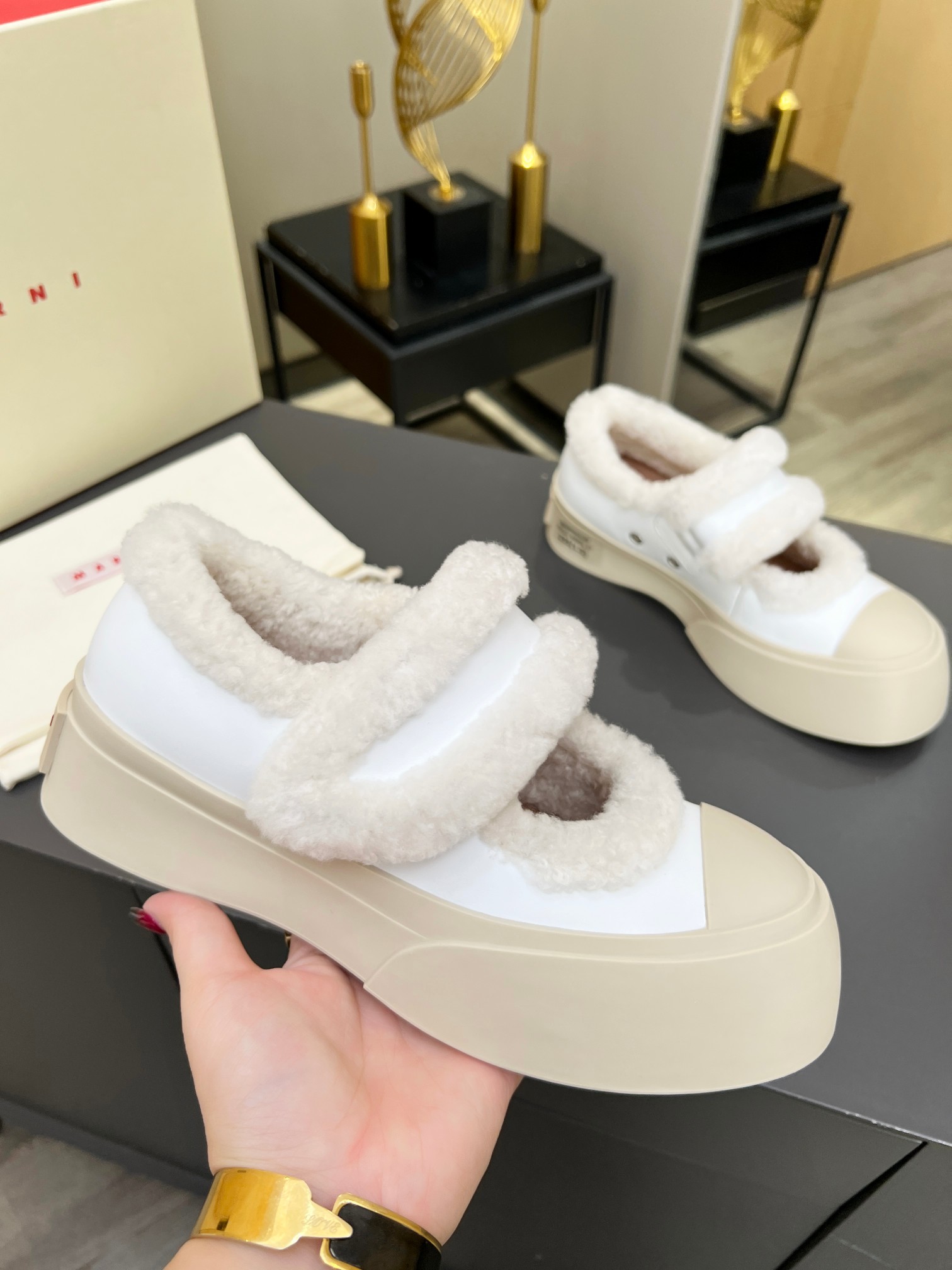 NO:604630,[MARNI] Women's size 35--40 MARNI star same high version/full set of packaging Australian sheep curls, you are not afraid of the cold this winter... Made of the original 1:1, the height-increasing tool is cute, cute and fashionable, and it will win the hearts of girls in one second. MARNI catwalk style, classic big-toe shoe shape, modified leg shape, and a naive shape like a fat fish head. The fur is integrated with wool lining and the fabric is imported cowhide.  Lined with Australian sheep's wool lining, non-slip and wear-resistant rubber outsole, 4CM thick, marni, cowhide19860909【MARNI】女款码数女码35--40 MARNI明星同款高版本/全套包装 澳洲羊卷毛里,这个冬天不怕冷了…… 原版1:1打造,增高神器即蠢萌又可爱又时髦,一秒萌动少女心,MARNI走秀款,经典的大头鞋鞋型,修饰腿型,像胖鱼头一样憨憨的造型 脚感超好皮毛一体羊毛里 面料进口牛皮 内里澳洲羊卷毛里 大底防滑耐磨橡胶大底 底厚4CM,,marni,cowhide,Men's shoes