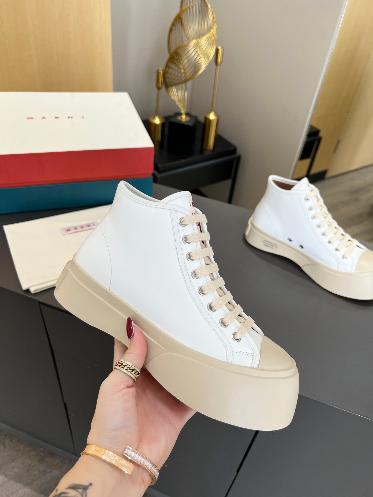 NO:604620,[MARNI] Women's size, female size 35--40 MARNI star same style high version/full set of packaging, original 1:1 build, height-increasing artifact that is silly, cute and fashionable, it can win the hearts of girls in one second, MARNI catwalk style, classic big-toe shoe shape, modified leg shape, and a naive shape like a fat fish head. The foot feels super high-quality/lace-up style. Material imported cowhide, soft sheepskin lining  Outsole Anti-skid and wear-resistant rubber TPU combination outsole, sole thickness 4CM.,,marni,cowhide,sheepskin19860909【MARNI】女款码数女码35--40 MARNI明星同款高版本/全套包装 原版1:1打造,增高神器即蠢萌又可爱又时髦,一秒萌动少女心,MARNI走秀款,经典的大头鞋鞋型,修饰腿型,像胖鱼头一样憨憨的造型 脚感超好高邦/系带款 面料进口牛皮 内里柔软羊皮 大底防滑耐磨橡胶TPU组合大底 底厚4CM.,,marni,cowhide,sheepskin,Men's shoes