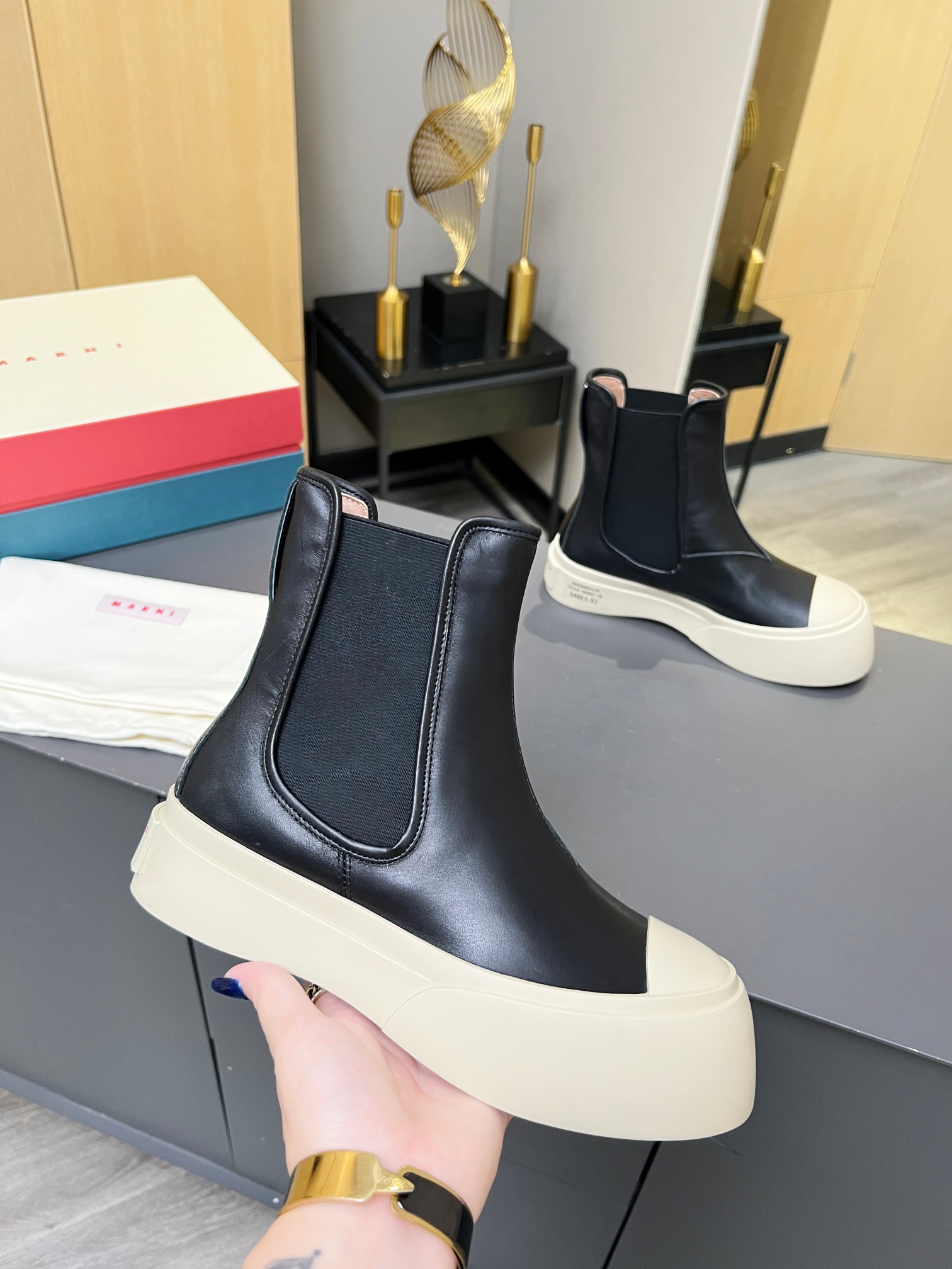 NO:604625,[MARNI] Women's size 35--40 MARNI star's same high version/full set of packaging. Original version 1:1. The height-increasing tool is silly, cute and fashionable. It can win the hearts of girls in one second. MARNI catwalk model, classic big-toe shoe shape, modified leg shape, silly shape like a fat fish head. Chelsea boots with super good foot feel. Material imported cowhide, soft sheepskin lining  Outsole Anti-skid and wear-resistant rubber TPU combination outsole, sole thickness 4CM,,marni,boots,cowhide,sheepskin19860909【MARNI】女款码数女码35--40 MARNI明星同款高版本/全套包装 原版1:1打造,增高神器即蠢萌又可爱又时髦,一秒萌动少女心,MARNI走秀款,经典的大头鞋鞋型,修饰腿型,像胖鱼头一样憨憨的造型 脚感超好切尔西靴子 面料进口牛皮 内里柔软羊皮 大底防滑耐磨橡胶TPU组合大底 底厚4CM,,marni,boots,cowhide,sheepskin,Men's shoes