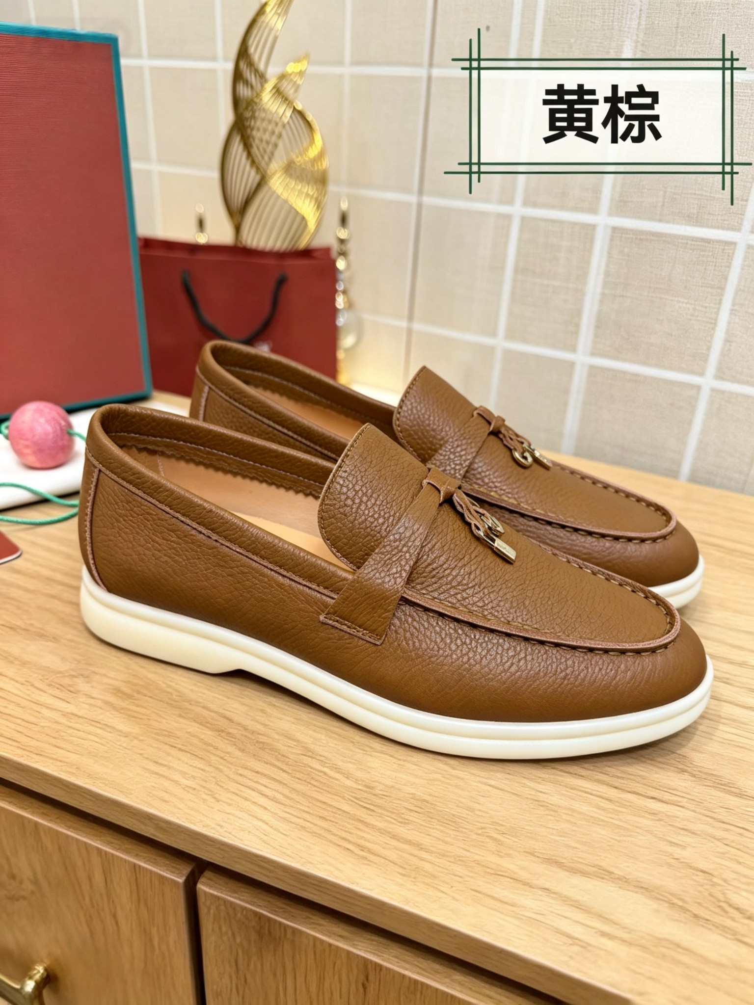 NO:870959,Purchasing agent level, high version Italian [Loro Piana] Tennis walk series LP couple loafers casual sports shoes leather panel shoes LP classic loafers, Italian treasure brand, the only brand that can match Hermès!  Only when you wear it do you know how comfortable it is!  All the styles are worn by the upper class people in the world who have status and want to keep high quality and keep a low profile, which is the legendary endorsement of 'you get what you pay for' and 'you get what you pay for'!  Customized imported textured cowhide fabric, custom imported fetal cowhide lining, imported benzene-dyed calfskin for feet, customized cowhide/genuine leather midsole, outsole, exclusive original milk color outsole, original full packaging, female size 35--40, male size 39--46, men's size, loafers, hermes, loro piana, loro piana, loafers, sneakers, cowhide19860909代购级,高版本 意大利【Loro Piana】诺悠翩雅Tennis walk系列 LP情侣款乐福鞋 休闲 运动鞋 皮面板鞋 LP经典乐福鞋,意大利宝藏品牌,唯一能和爱马仕匹配的品牌！只有自己穿了才知道有多舒服！ 的款式都是世界上有身份且希望高品质 保持低调做派的上层人士穿着,也就是传说中的一分钱一分货、一分钱三分货的代言！ 面料定制进口摔纹牛皮 内里定制进口胎牛皮 垫脚进口苯染小牛皮 中底定制牛皮/真皮中底 大底独家原版牛奶色大底 包装原版全套包装 码数女码 35--40, 码数男码 39--46 男码,乐福鞋,hermes,loro piana,loro piana,loafers,sneakers,cowhide,Women's Shoes