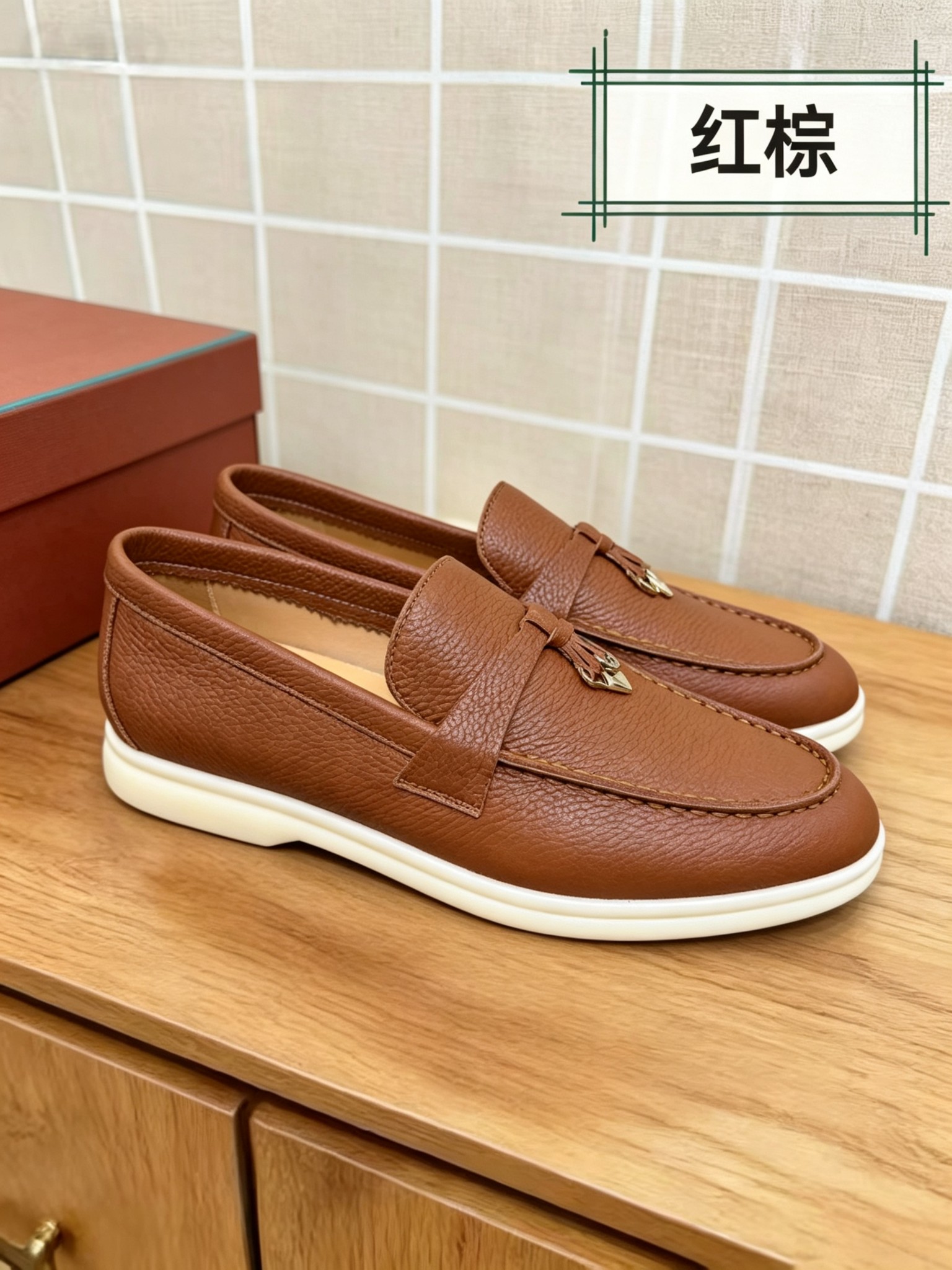 NO:870968,Purchasing agent level, high version Italian [Loro Piana] Tennis walk series LP couple loafers casual sports shoes leather panel shoes LP classic loafers, Italian treasure brand, the only brand that can match Hermès!  Only when you wear it do you know how comfortable it is!  All the styles are worn by the upper class people in the world who have status and want to keep high quality and keep a low profile, which is the legendary endorsement of 'you get what you pay for' and 'you get what you pay for'!  Customized imported textured cowhide fabric, custom imported fetal cowhide lining, imported benzene-dyed calfskin for feet, customized cowhide/genuine leather midsole, exclusive original milk color outsole, original full packaging, female size 35--40, male size 39--46, male size, loafers, hermes, loro piana, loro piana, loafers, sneakers, cowhide19860909代购级,高版本 意大利【Loro Piana】诺悠翩雅Tennis walk系列 LP情侣款乐福鞋 休闲 运动鞋 皮面板鞋 LP经典乐福鞋,意大利宝藏品牌,唯一能和爱马仕匹配的品牌！只有自己穿了才知道有多舒服！ 的款式都是世界上有身份且希望高品质 保持低调做派的上层人士穿着,也就是传说中的一分钱一分货、一分钱三分货的代言！ 面料定制进口摔纹牛皮 内里定制进口胎牛皮 垫脚进口苯染小牛皮 中底定制牛皮/真皮中底 大底独家原版牛奶色大底 包装原版全套包装 码数女码 35--40, 码数男码 39--46, 男码,乐福鞋,hermes,loro piana,loro piana,loafers,sneakers,cowhide,Women's Shoes