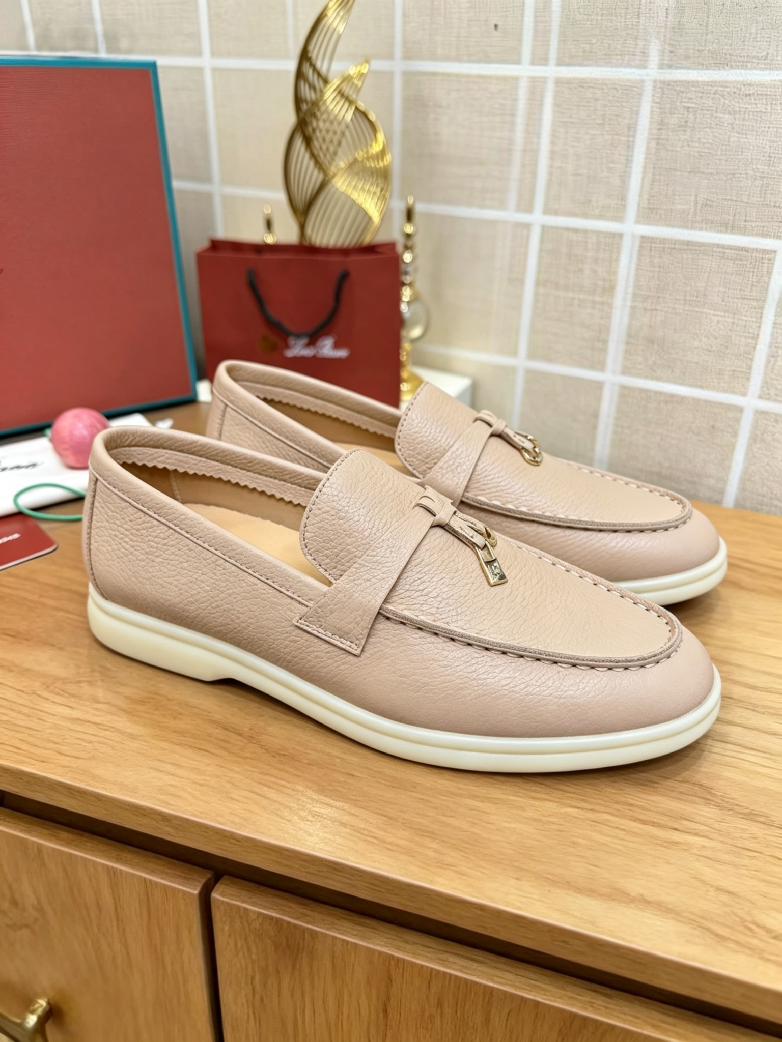 NO:870976,Purchasing agent level, high version Italian [Loro Piana] Tennis walk series LP couple loafers casual sports shoes leather panel shoes LP classic loafers, Italian treasure brand, the only brand that can match Hermès!  Only when you wear it do you know how comfortable it is!  All the styles are worn by the upper class people in the world who have status and want to keep high quality and keep a low profile, which is the legendary endorsement of 'you get what you pay for' and 'you get what you pay for'!  Customized imported textured cowhide fabric, custom imported fetal cowhide lining, imported benzene-dyed calfskin for feet, customized cowhide/genuine leather midsole, exclusive original milk color outsole, original full packaging, female code 35--40, male code 39--46, female code, men's code, loafers, hermes, loro piana, loro piana, loafers, sneakers, cowhide19860909代购级,高版本 意大利【Loro Piana】诺悠翩雅Tennis walk系列 LP情侣款乐福鞋 休闲 运动鞋 皮面板鞋 LP经典乐福鞋,意大利宝藏品牌,唯一能和爱马仕匹配的品牌！只有自己穿了才知道有多舒服！ 的款式都是世界上有身份且希望高品质 保持低调做派的上层人士穿着,也就是传说中的一分钱一分货、一分钱三分货的代言！ 面料定制进口摔纹牛皮 内里定制进口胎牛皮 垫脚进口苯染小牛皮 中底定制牛皮/真皮中底 大底独家原版牛奶色大底 包装原版全套包装 码数女码 35--40, 码数男码 39--46, 女码男码,乐福鞋,hermes,loro piana,loro piana,loafers,sneakers,cowhide,Women's Shoes