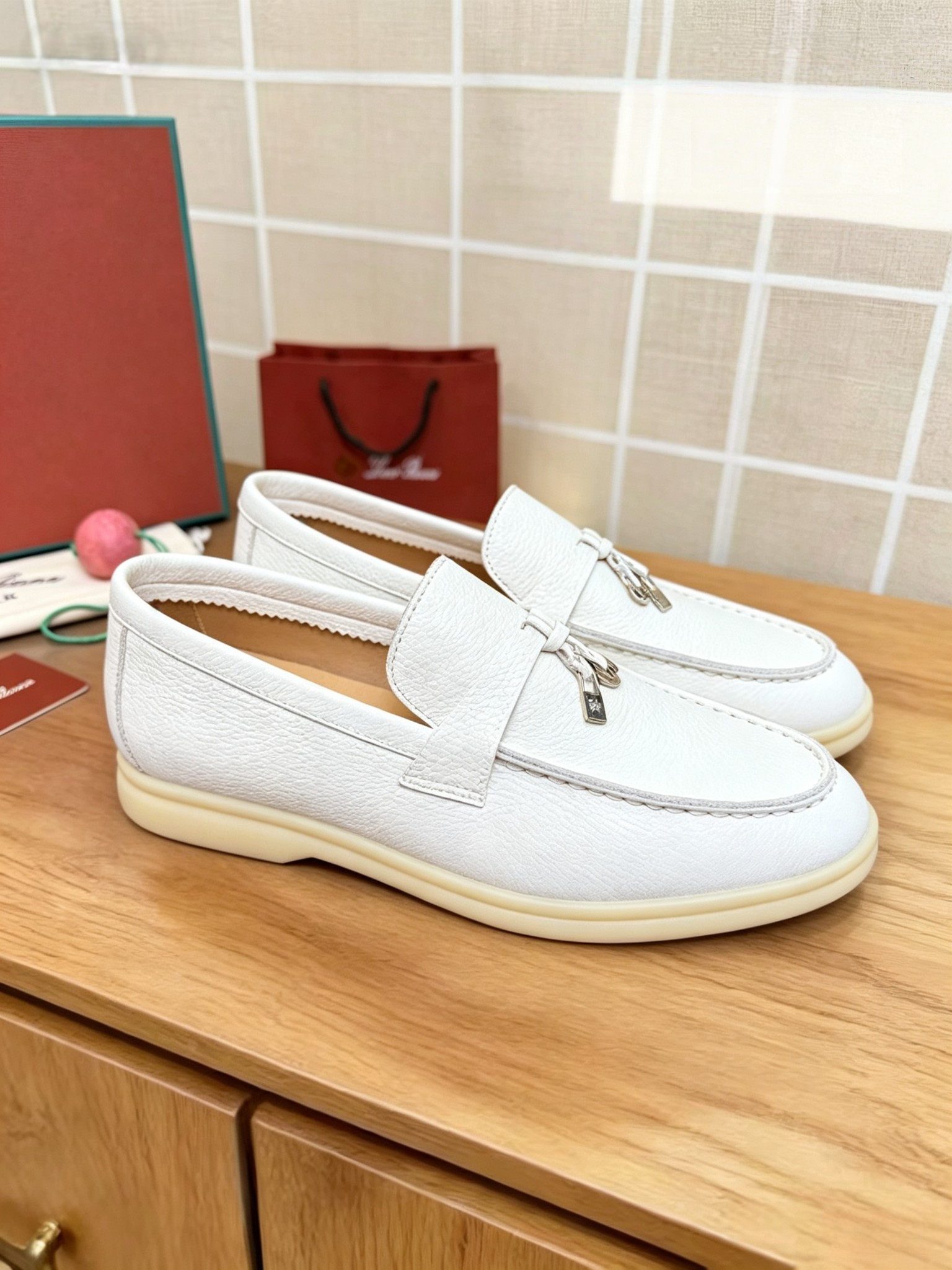 NO:870987,Purchasing agent level, high version Italian [Loro Piana] Tennis walk series LP couple loafers casual sports shoes leather panel shoes LP classic loafers, Italian treasure brand, the only brand that can match Hermès!  Only when you wear it do you know how comfortable it is!  All the styles are worn by the upper class people in the world who have status and want to keep high quality and keep a low profile, which is the legendary endorsement of 'you get what you pay for' and 'you get what you pay for'!  Customized imported textured cowhide fabric, custom imported fetal cowhide lining, imported benzene-dyed calfskin for feet, customized cowhide/genuine leather midsole, exclusive original milk color outsole, original full packaging, female size 35--40, male size 39--46, male size, loafers, hermes, loro piana, loro piana, loafers, sneakers, cowhide19860909代购级,高版本 意大利【Loro Piana】诺悠翩雅Tennis walk系列 LP情侣款乐福鞋 休闲 运动鞋 皮面板鞋 LP经典乐福鞋,意大利宝藏品牌,唯一能和爱马仕匹配的品牌！只有自己穿了才知道有多舒服！ 的款式都是世界上有身份且希望高品质 保持低调做派的上层人士穿着,也就是传说中的一分钱一分货、一分钱三分货的代言！ 面料定制进口摔纹牛皮 内里定制进口胎牛皮 垫脚进口苯染小牛皮 中底定制牛皮/真皮中底 大底独家原版牛奶色大底 包装原版全套包装 码数女码 35--40, 码数男码 39--46, 男码,乐福鞋,hermes,loro piana,loro piana,loafers,sneakers,cowhide,Women's Shoes