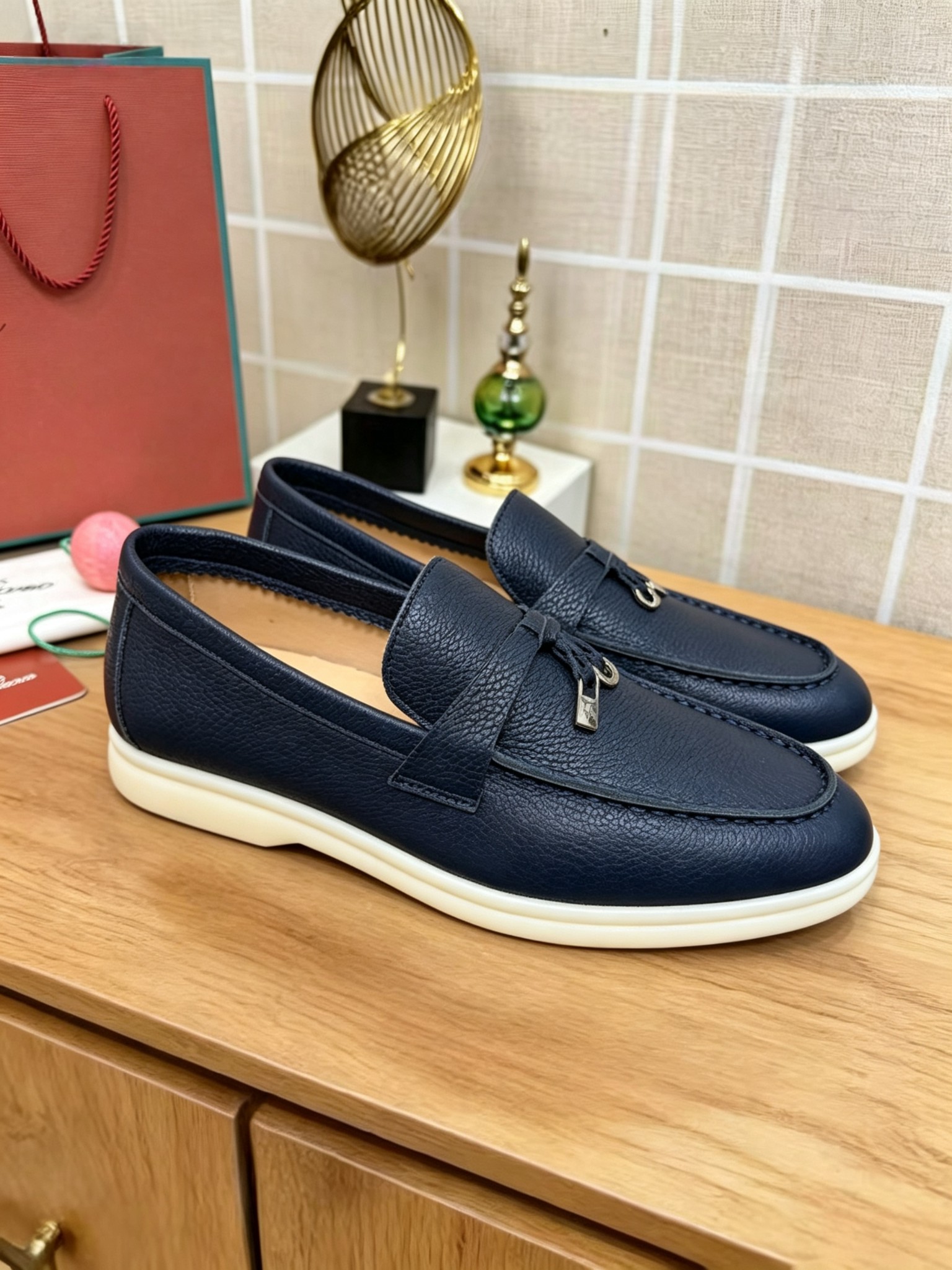 NO:870992,Purchasing agent level, high version Italian [Loro Piana] Tennis walk series LP couple loafers casual sports shoes leather panel shoes LP classic loafers, Italian treasure brand, the only brand that can match Hermès!  Only when you wear it do you know how comfortable it is!  All the styles are worn by the upper class people in the world who have status and want to keep high quality and keep a low profile, which is the legendary endorsement of 'you get what you pay for' and 'you get what you pay for'!  Customized imported textured cowhide fabric, custom imported fetal cowhide lining, imported benzene-dyed calfskin for feet, customized cowhide/genuine leather midsole, outsole, exclusive original milk color outsole, original full package, size for women 35--40, size for men 39--46, men's and women's sizes, loafers, hermes, loro piana, loro piana, loafers, sneakers, cowhide19860909代购级,高版本 意大利【Loro Piana】诺悠翩雅Tennis walk系列 LP情侣款乐福鞋 休闲 运动鞋 皮面板鞋 LP经典乐福鞋,意大利宝藏品牌,唯一能和爱马仕匹配的品牌！只有自己穿了才知道有多舒服！ 的款式都是世界上有身份且希望高品质 保持低调做派的上层人士穿着,也就是传说中的一分钱一分货、一分钱三分货的代言！ 面料定制进口摔纹牛皮 内里定制进口胎牛皮 垫脚进口苯染小牛皮 中底定制牛皮/真皮中底 大底独家原版牛奶色大底 包装原版全套包装 码数女码 35--40, 码数男码 39--46, 女男码,乐福鞋,hermes,loro piana,loro piana,loafers,sneakers,cowhide,Women's Shoes
