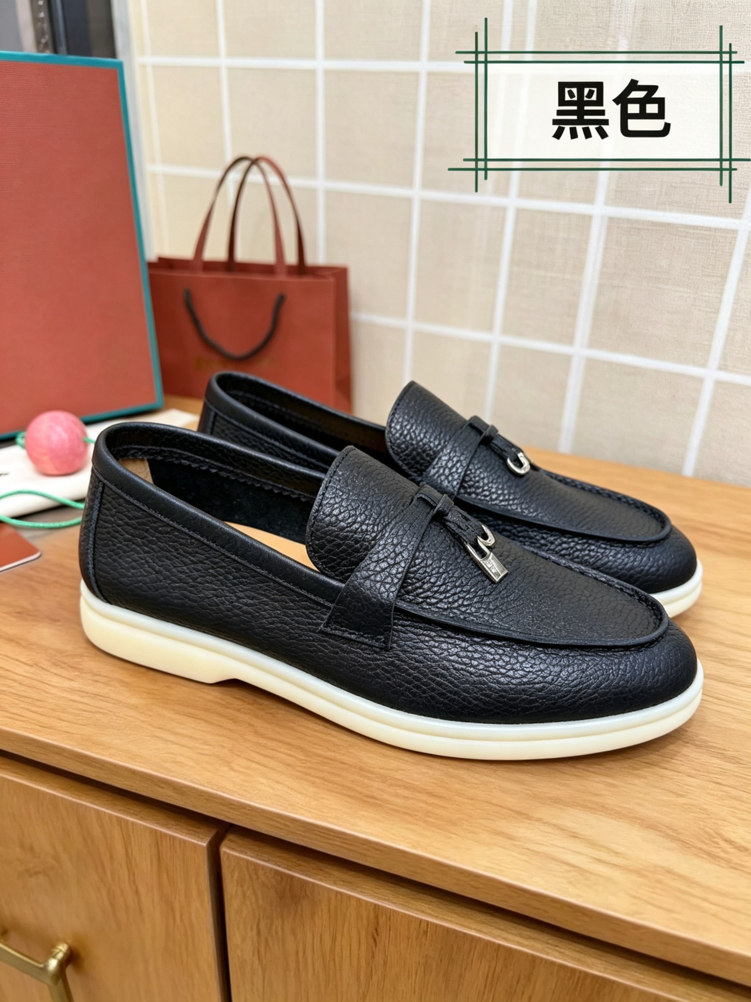 NO:870917,Purchasing agent level, high version Italian [Loro Piana] Tennis walk series LP couple loafers casual sports shoes leather panel shoes LP classic loafers, Italian treasure brand, the only brand that can match Hermès!  Only when you wear it do you know how comfortable it is!  All the styles are worn by the upper class people in the world who have status and want to keep high quality and keep a low profile, which is the legendary endorsement of 'you get what you pay for' and 'you get what you pay for'!  Customized imported textured cowhide fabric, custom imported fetal cowhide lining, imported benzene-dyed calfskin for feet, customized cowhide/genuine leather midsole, outsole, exclusive original milk color outsole, original full packaging, female size 35--40, male size 39--46, men's size, loafers, hermes, loro piana, loro piana, loafers, sneakers, cowhide19860909代购级,高版本 意大利【Loro Piana】诺悠翩雅Tennis walk系列 LP情侣款乐福鞋 休闲 运动鞋 皮面板鞋 LP经典乐福鞋,意大利宝藏品牌,唯一能和爱马仕匹配的品牌！只有自己穿了才知道有多舒服！ 的款式都是世界上有身份且希望高品质 保持低调做派的上层人士穿着,也就是传说中的一分钱一分货、一分钱三分货的代言！ 面料定制进口摔纹牛皮 内里定制进口胎牛皮 垫脚进口苯染小牛皮 中底定制牛皮/真皮中底 大底独家原版牛奶色大底 包装原版全套包装 码数女码 35--40, 码数男码 39--46 男码,乐福鞋,hermes,loro piana,loro piana,loafers,sneakers,cowhide,Women's Shoes