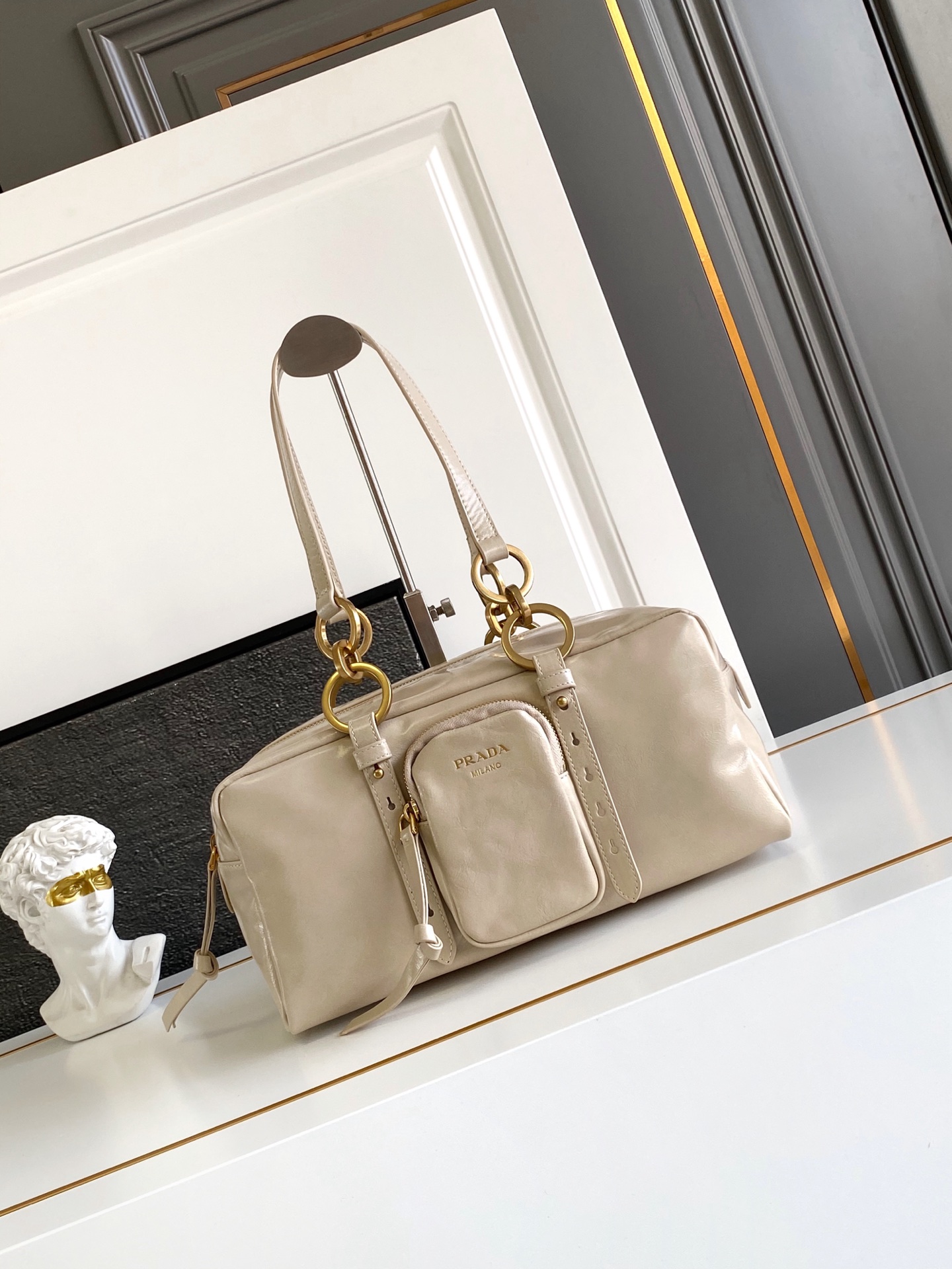 Bolso de Hombro Prada de Piel Encerada Grande | Elegancia y Versatilidad