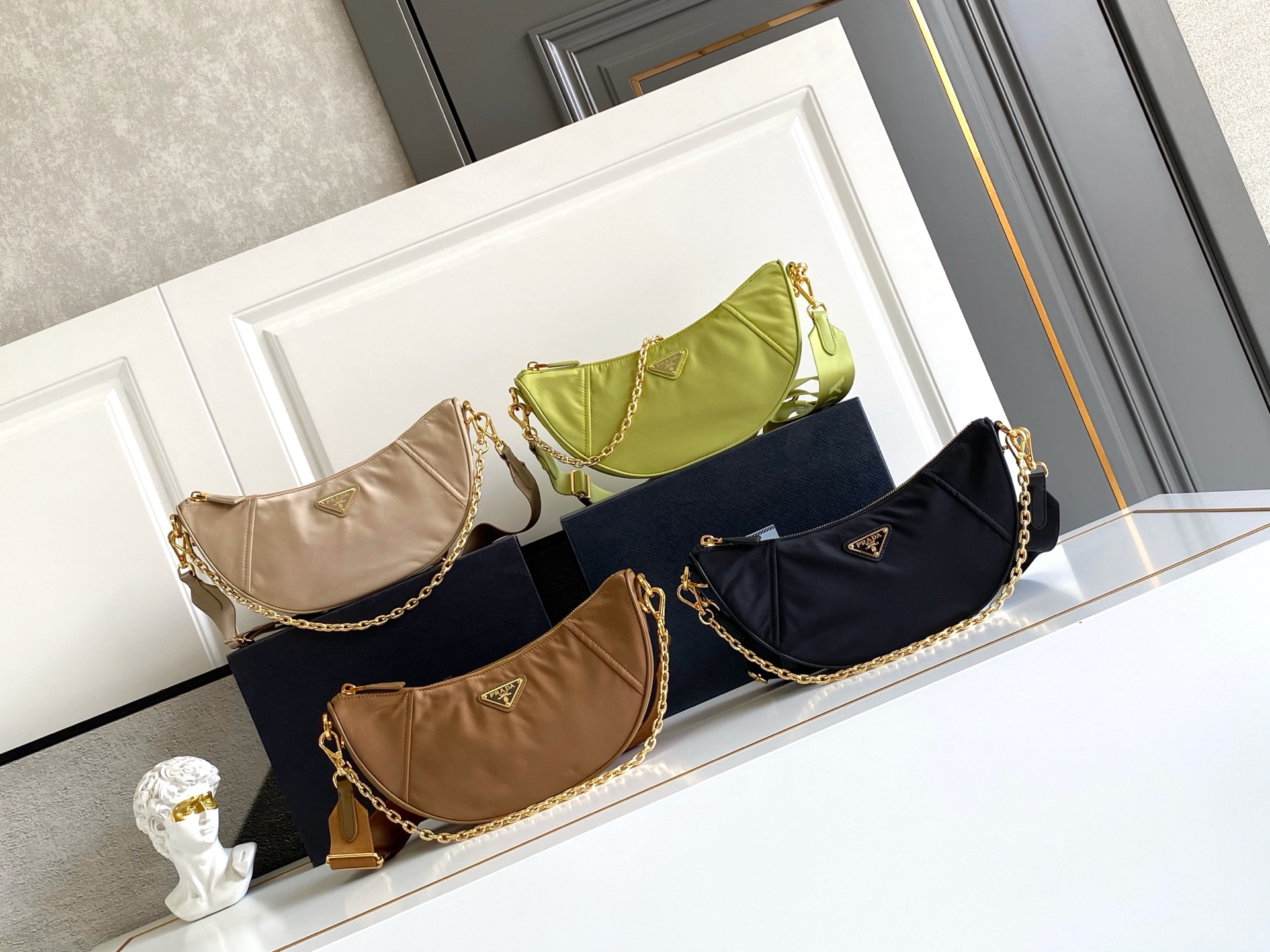 حقيبة برادا Re-Nylon على شكل هلال متعددة الاستخدامات للنساء