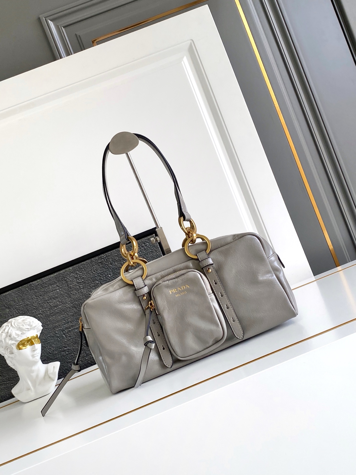 Prada Oil Wax Lederen Schoudertas in Grijs met Vintage Metalen Details