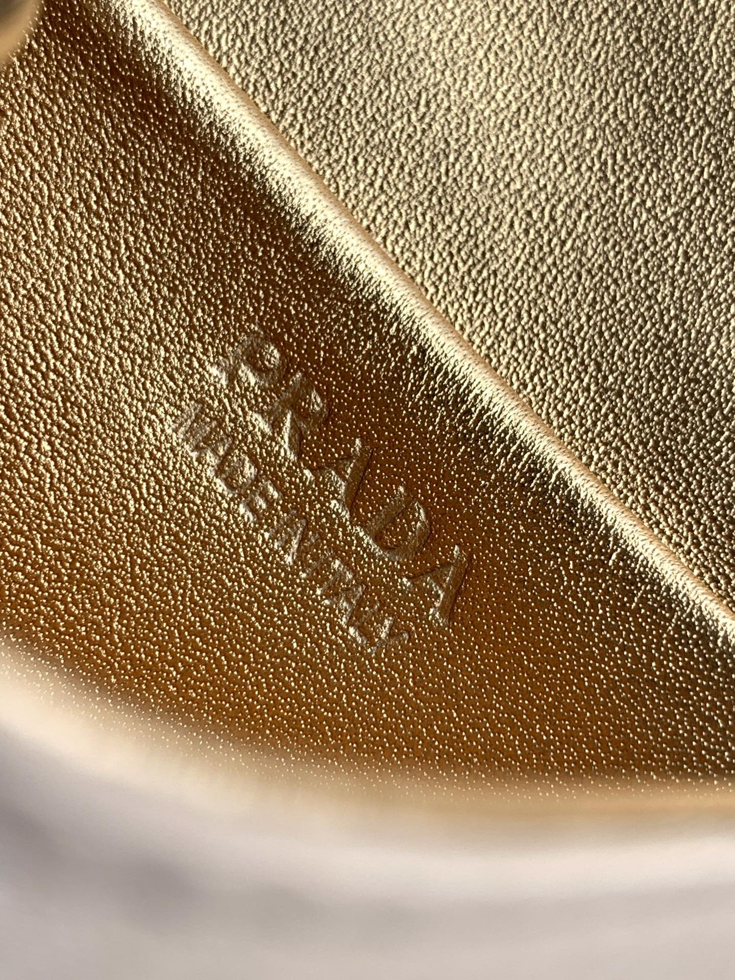 Valentino 新品首发 新品Mini“水晶包”金色通体“水晶”炫彩夺目