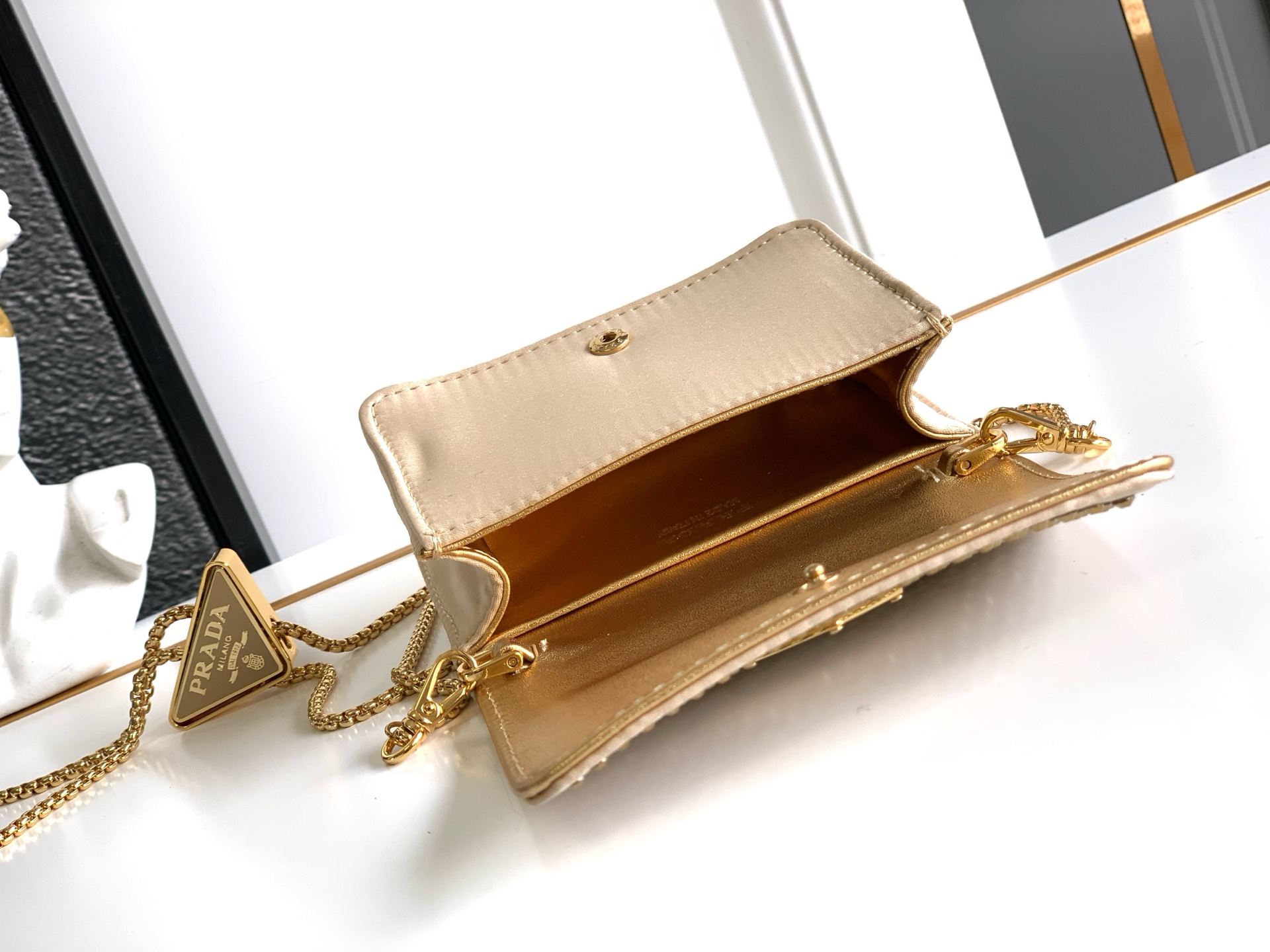 Valentino 新品首发 新品Mini“水晶包”金色通体“水晶”炫彩夺目