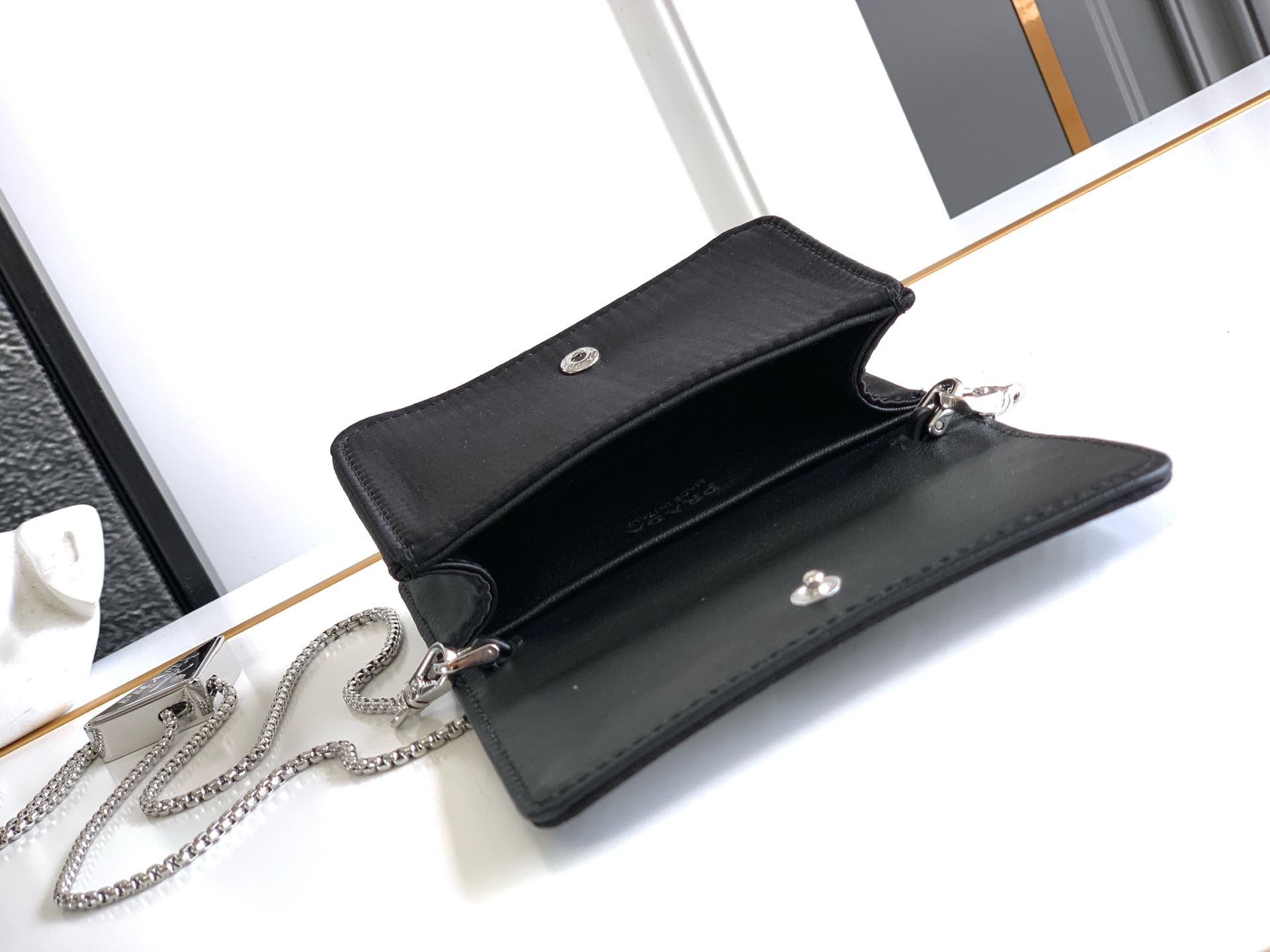Valentino 新品首发 新品Mini“水晶包”金色通体“水晶”炫彩夺目