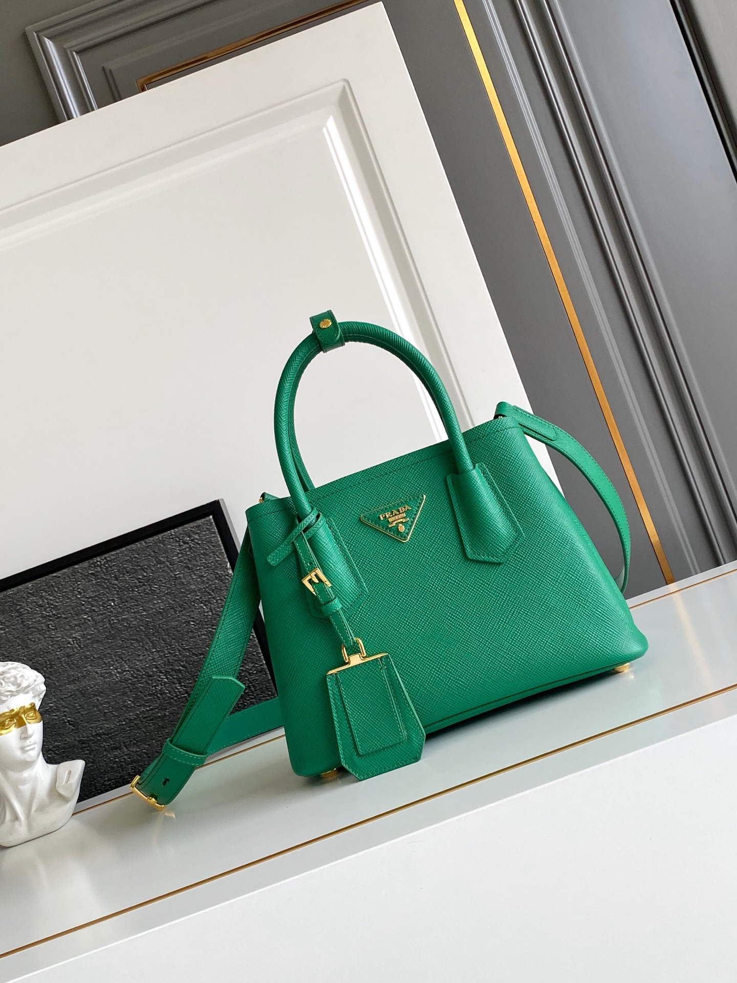 ✨Nuevo lanzamiento✨DoubleBag mini. La bolsa mini de la serie Double, elegante y noble, en piel de grano cruzado. Diseño…