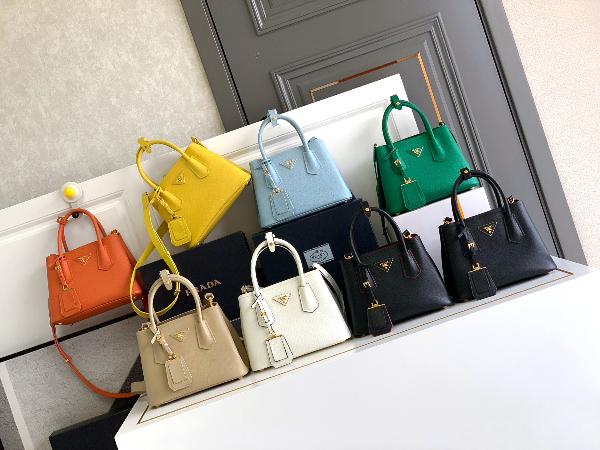 Prada Double Bag Mini: Elegancia y Versatilidad en un Diseño Compacto