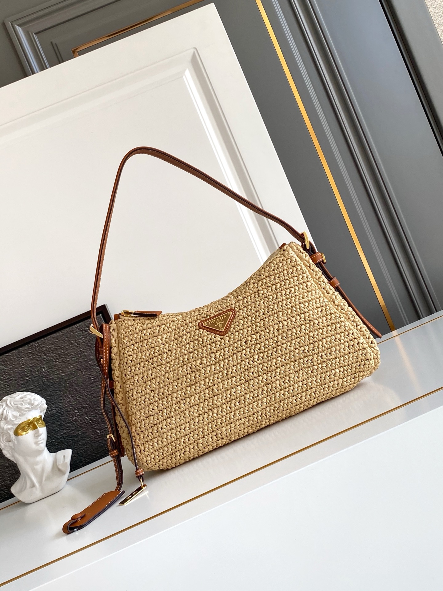 Prada Aimée Handgemaakte Schoudertas van Gevlochten Raffia en Verfijnde Lederen Details