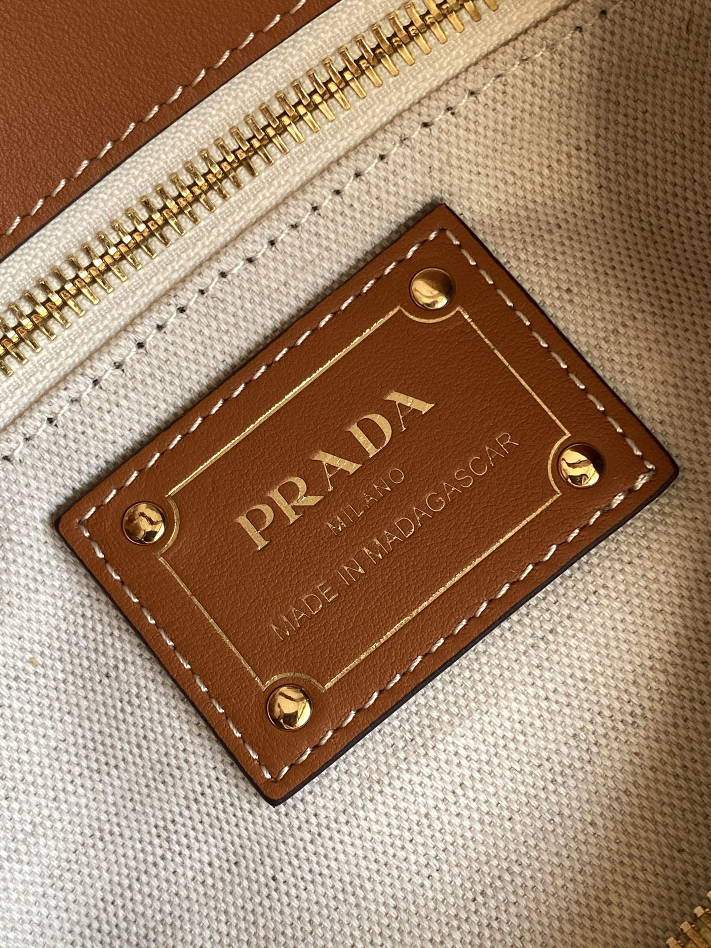Prada 大号 钩编与 皮革细节别出心裁地融为一体 重新诠释Prada Aimée手袋柔美廓形