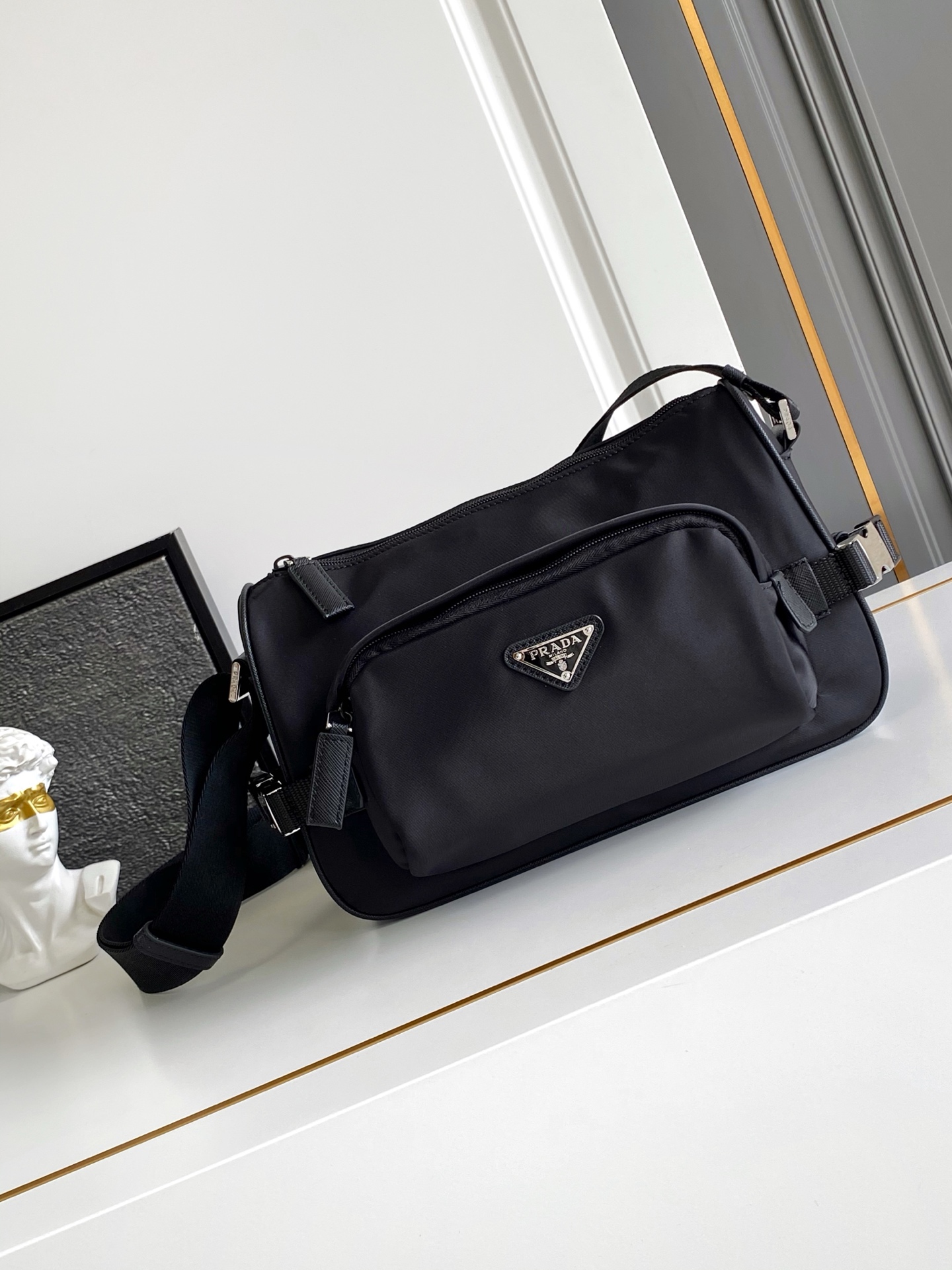 🌟Nuevo bolso bandolera. La funcionalidad deportiva de este bolso de hombro se define por líneas minimalistas y detalle…