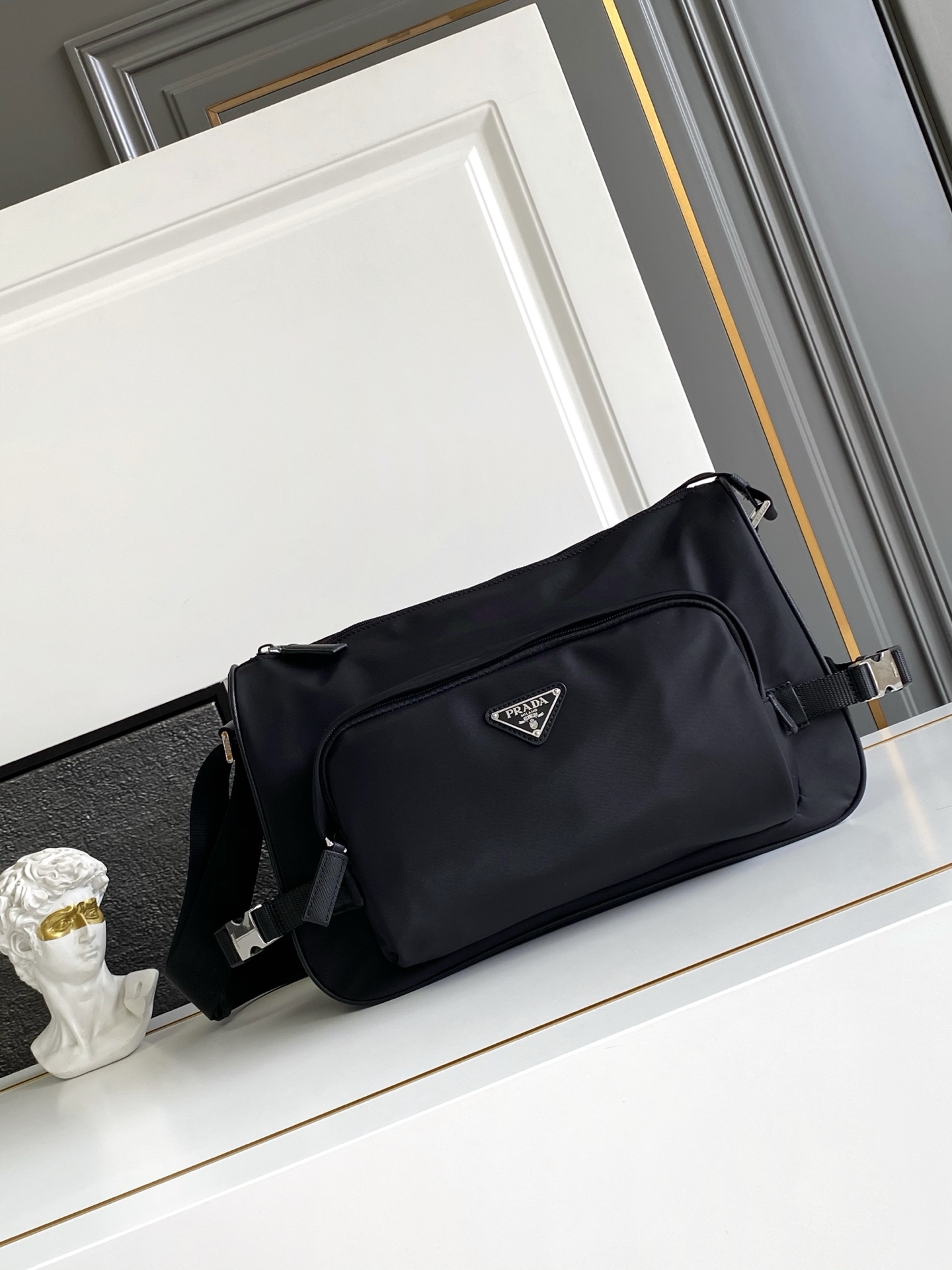🌟Nuevo bolso cartero. La funcionalidad deportiva de este bolso de hombro se define por líneas simples y detalles moder…