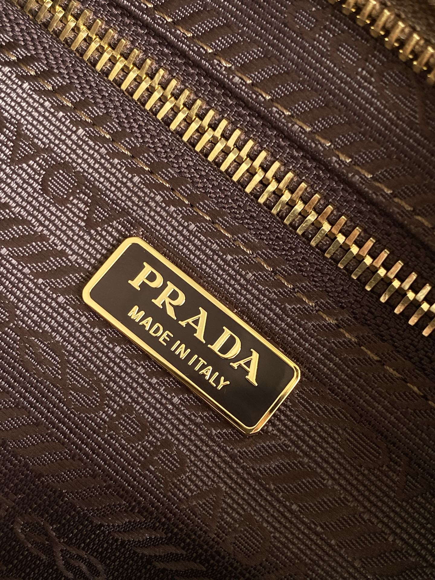 Fendi 新款 斜跨包 配有一条可拆卸调节的长肩带 方便肩背和斜跨 容量空间非常大 巨巨好用